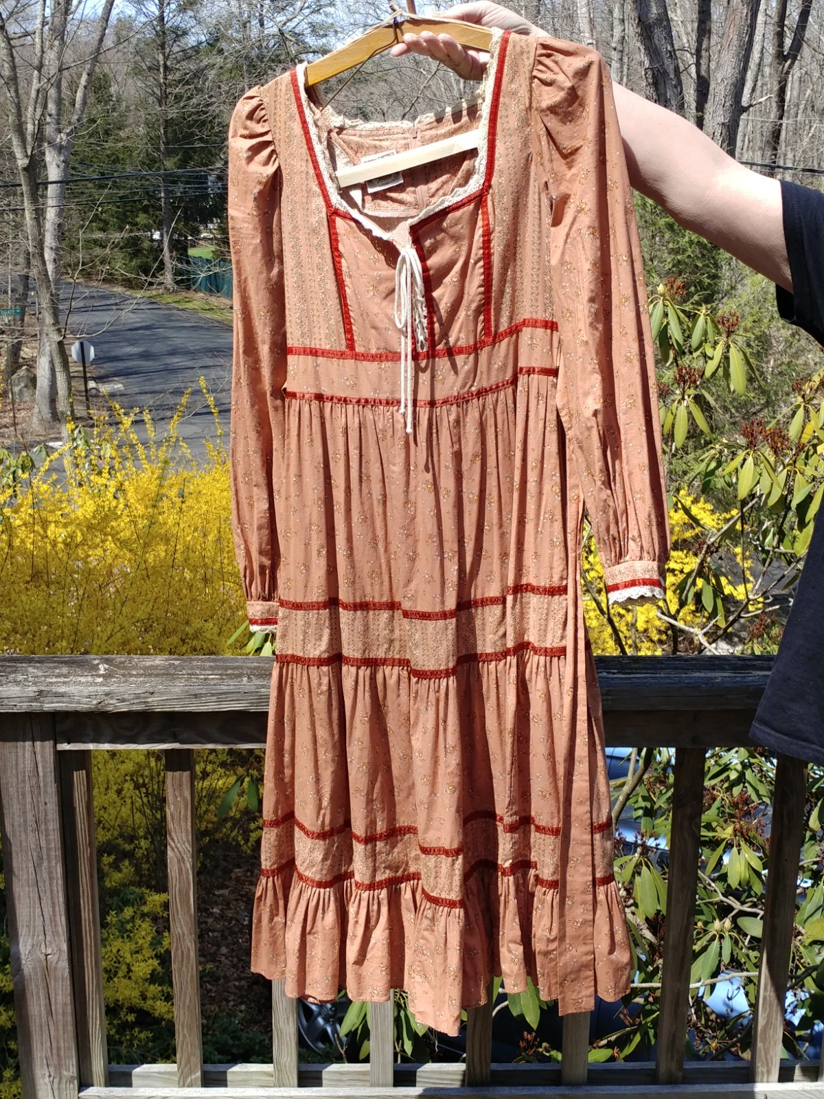 VINTAGE 1970s GUNNE SAX PRAIRIE BOHO DRESS PEACH FLORAL LACE RIBBONS CORSET