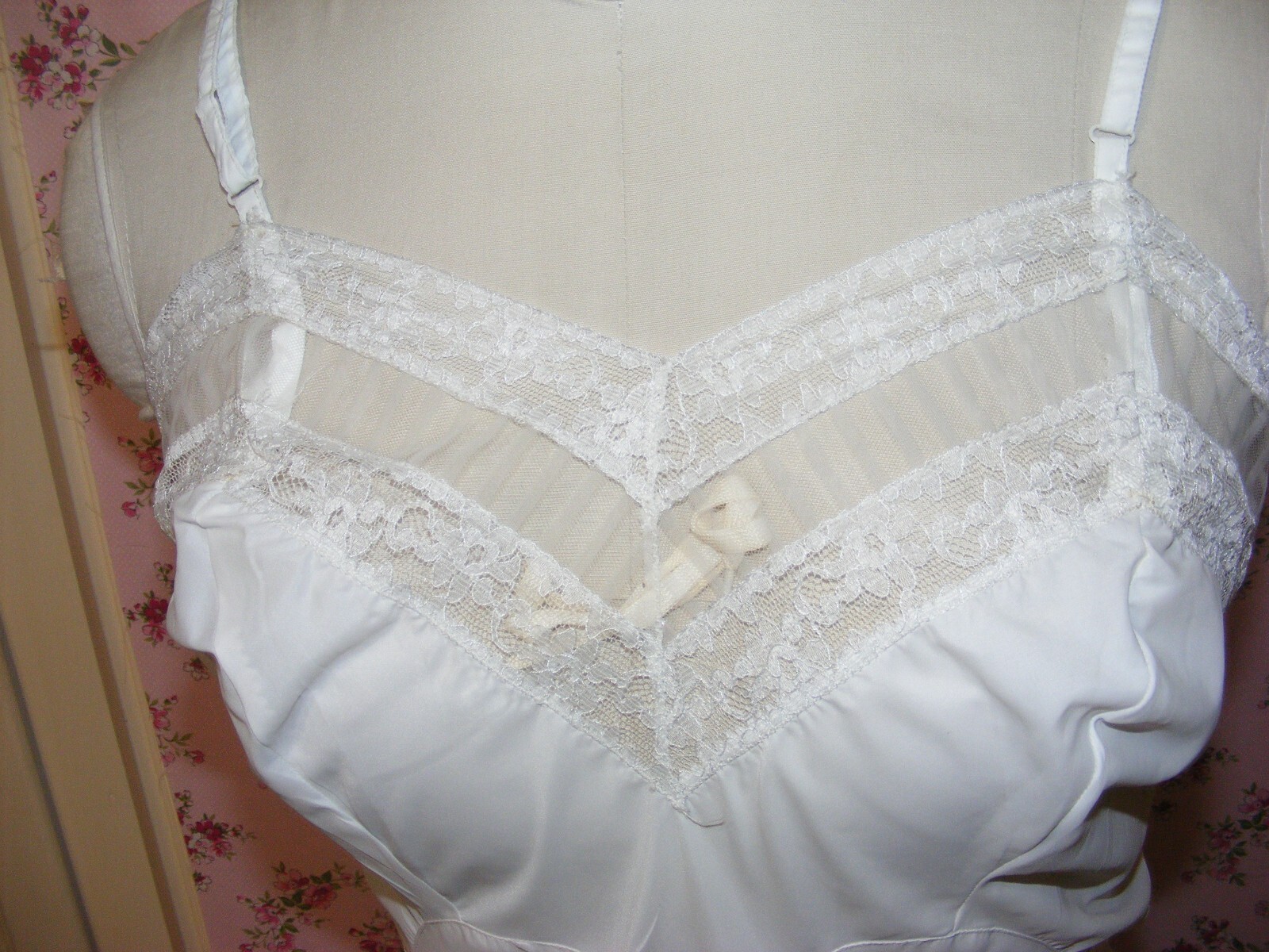 60S FULL DRESS SLIP DEADSTOCK W/TAGS NYLON FITTED VINTAGE LINGERIE SZ 34 LACE