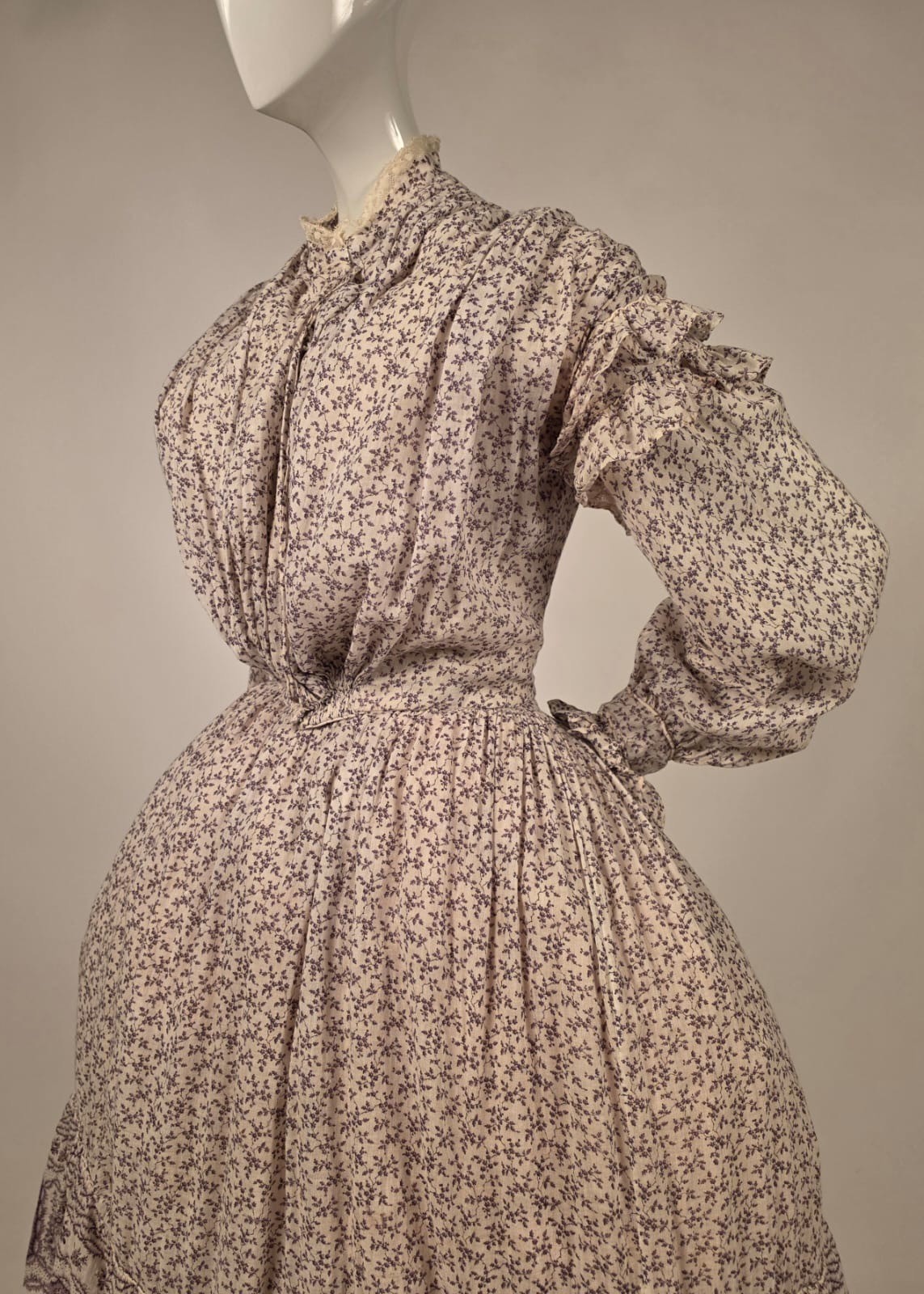 ROMANTIC 1850’S PRINT MUSLIN DRESS W TRIPLE FLOUNCE FULL VOLUME SKIRT