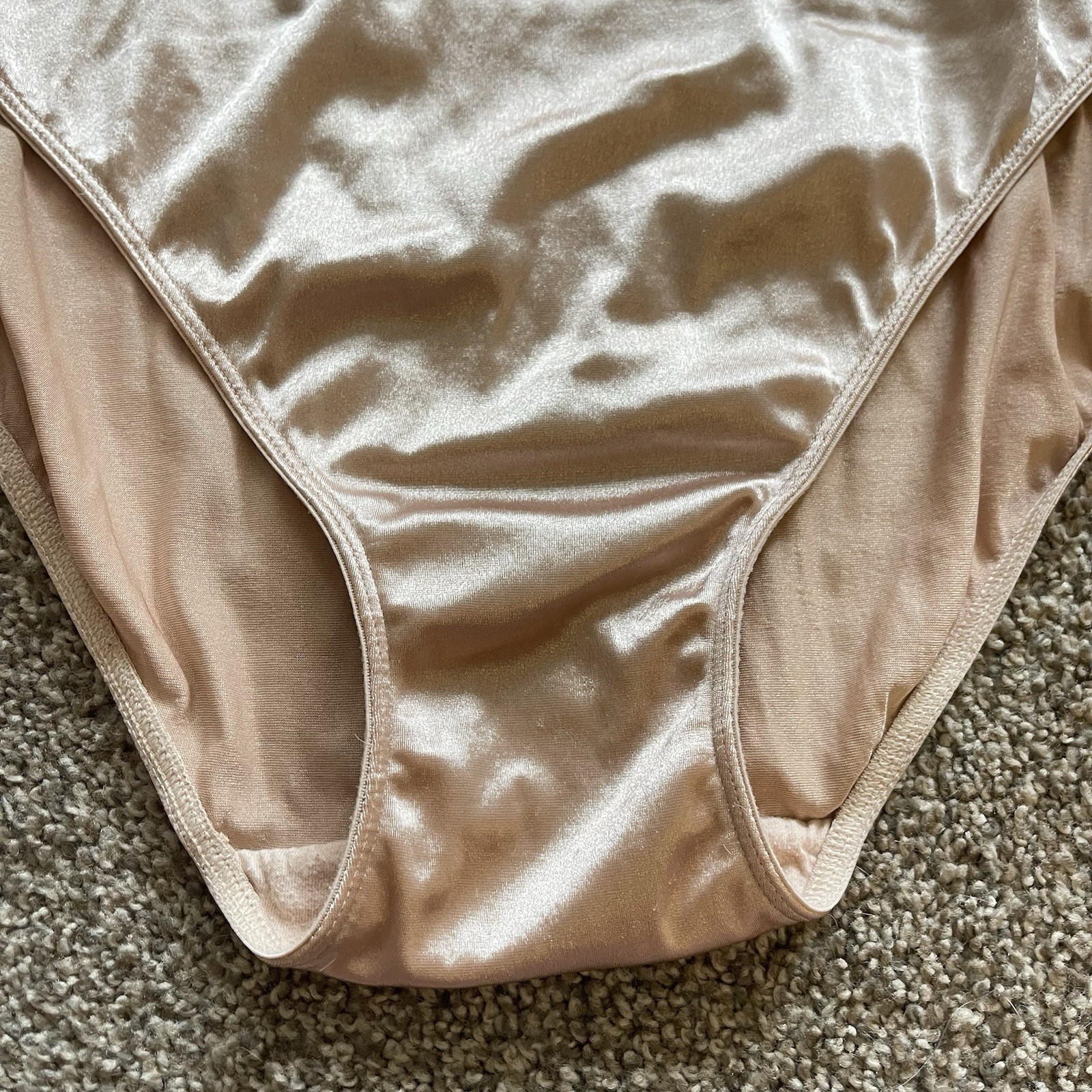 Vtg DELICATES Stretch SATIN Hi-Cut Bikini PANTIES Second Skin 10 Glossy Nude Tan