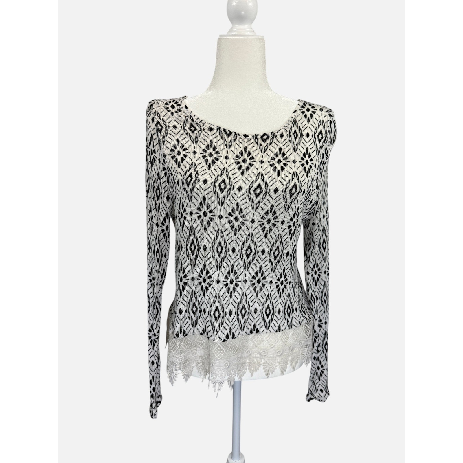 H&M Divided Medium Black White Geometric Knit Top Crochet Lace Hem Boho