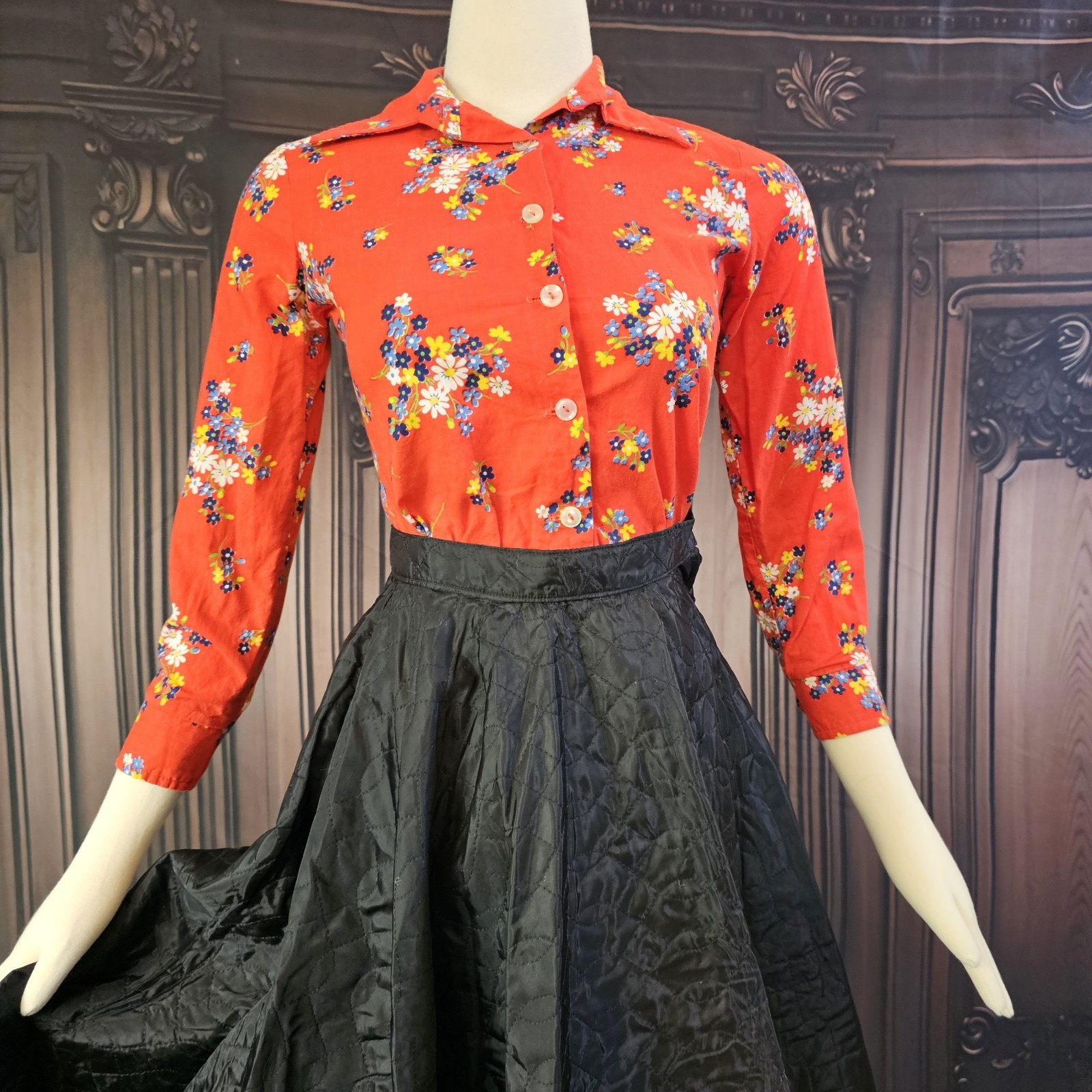 Vintage 1970s Blouse Top Shirt Red Floral Pointed Collar Half Sleeve Retro Pinup