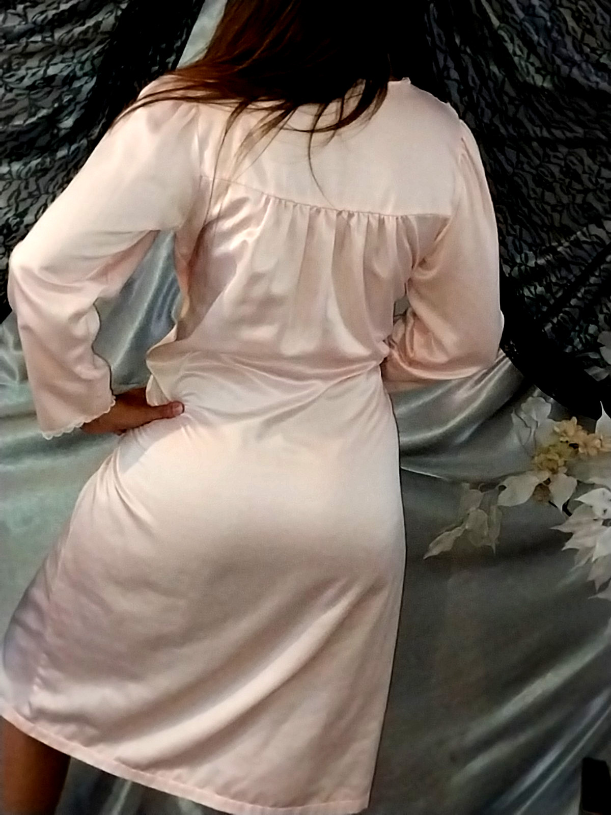 VTG SATIN PINK ANASTASIA EMBRD FLOWERS POETS NIGHTGOWN LACY BUTTON NECK S/M