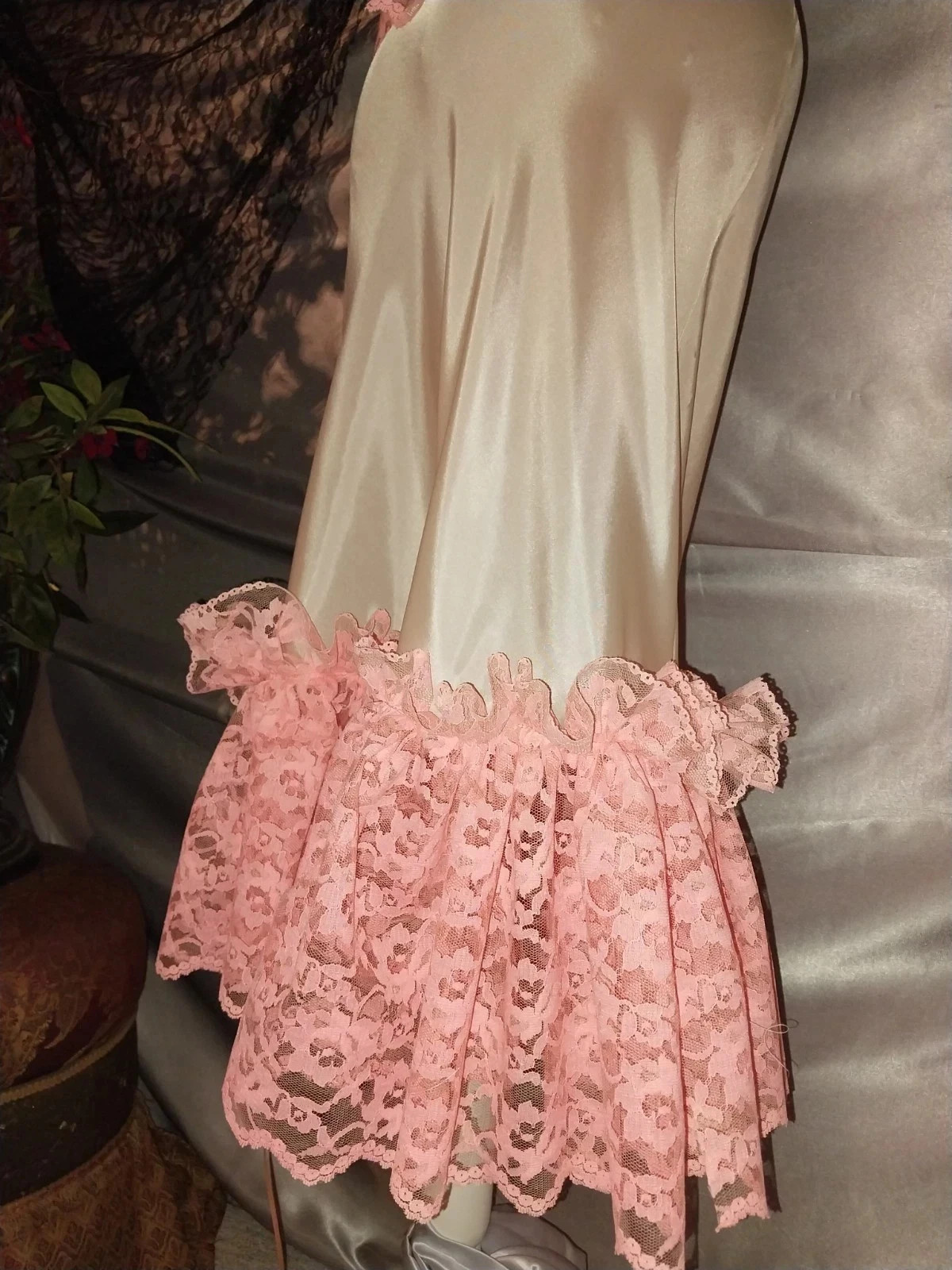 VTG SATIN LIQUID SHINY FARR WEST ESQUE HALF SLIP WIDE RUFFLES LACE PEACH PINK SM