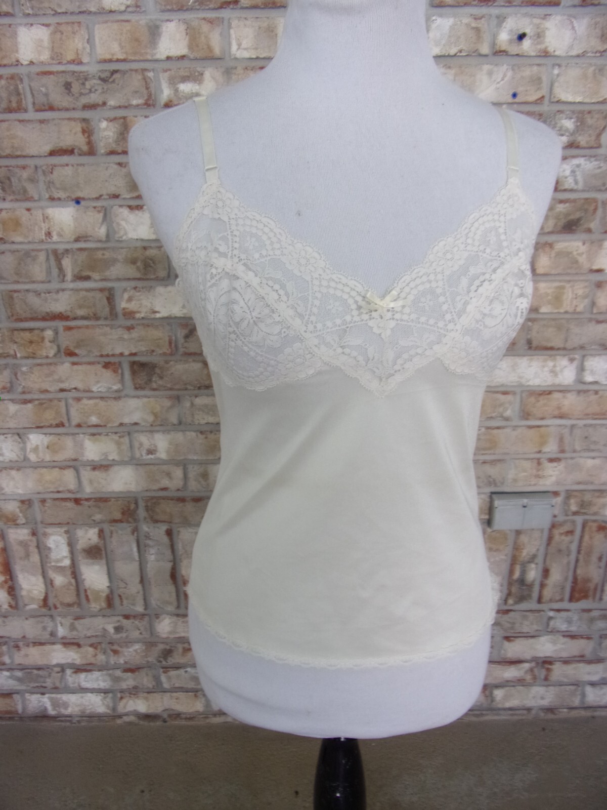 VTG VASSERETTE SZ 34 CREAMY WHITE BEAUTIFUL LACE CAMISOLE TOP