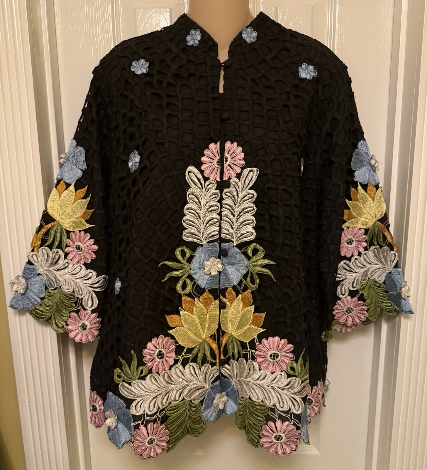 WOMENS ~EXQUISITE~ CARO HONOLULU BLACK EMBROIDERED FLOWER SHIRT TOP Sz M VINTAGE