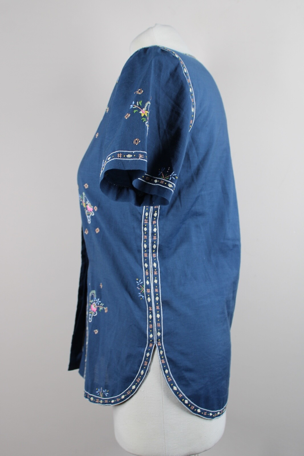 Vtg Peacock M Chinese Blue Embroidered Floral Bouquet Basket Short Sleeve Top