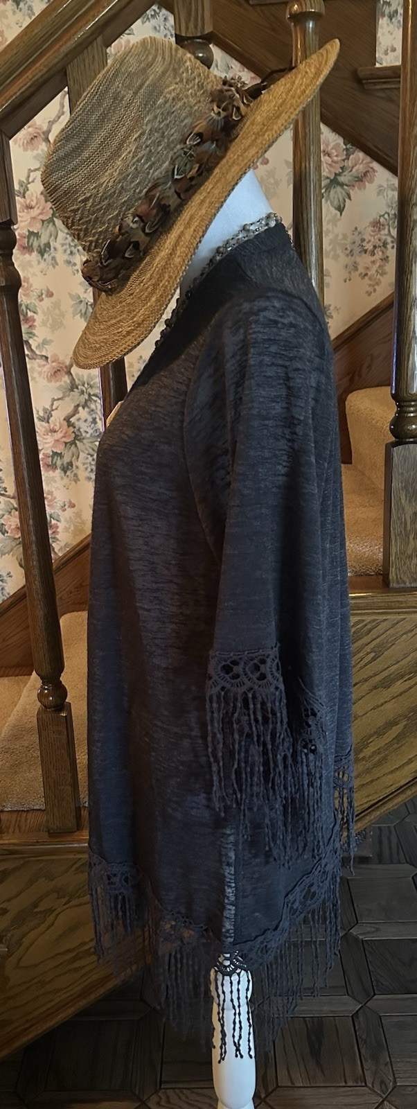 Vintage Eyeshadow Kimono; Dark Gray W/Lace & Fringe Sleeves & Hem; Size Medium