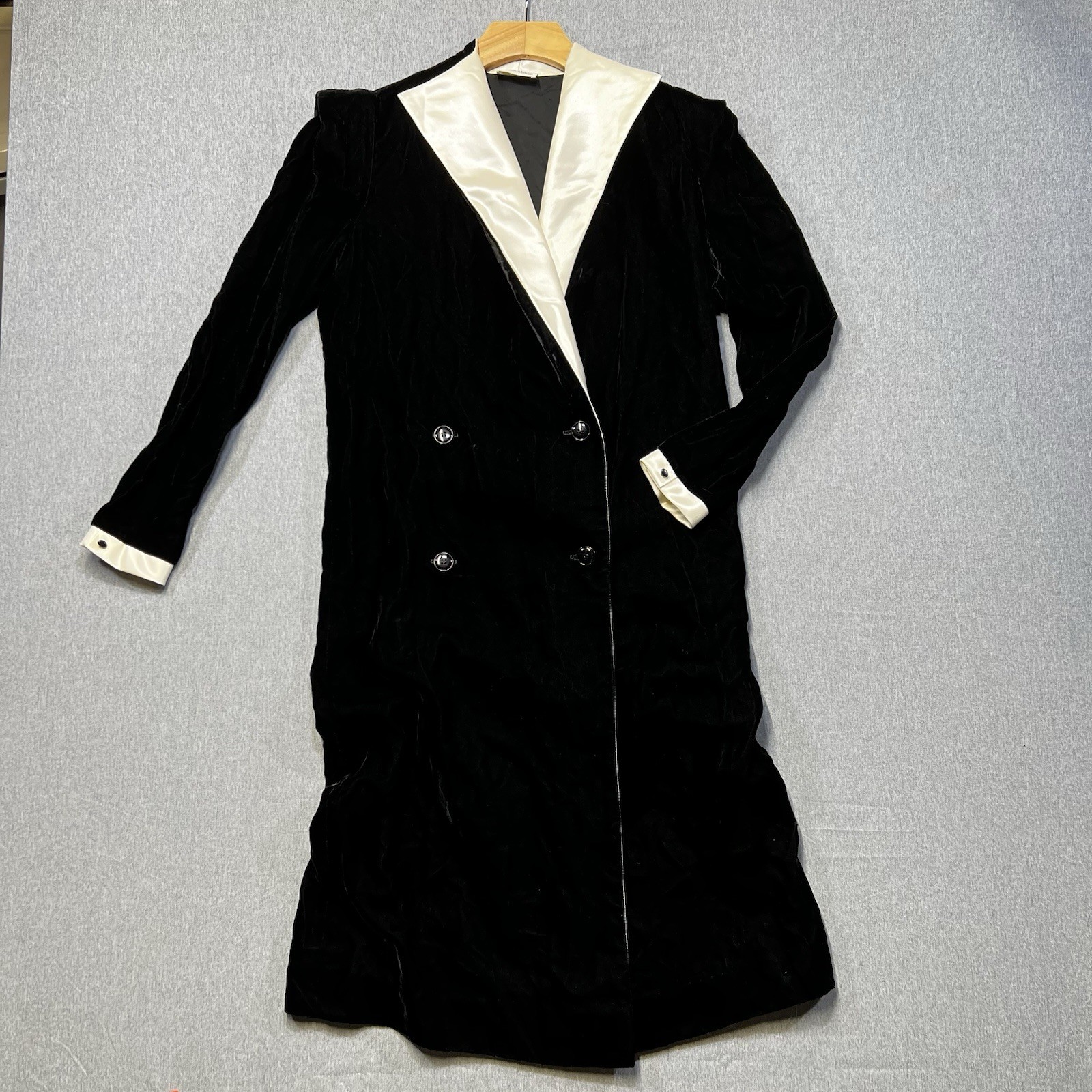 Vintage Neiman Marcus black velvet tuxedo coat W/satin lapel 70-80’s Glam Size 4