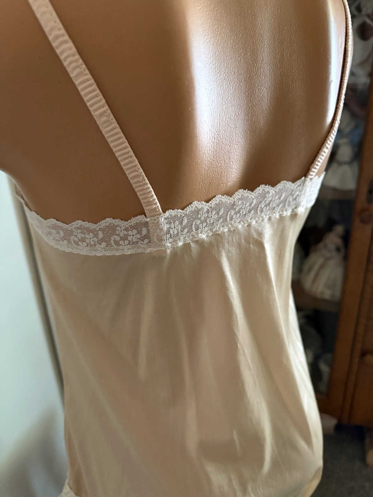 VTG 70’s HONEY BEIGE W/ LACE TRIM NYLON CAMISOLE SLIP USA SZ L