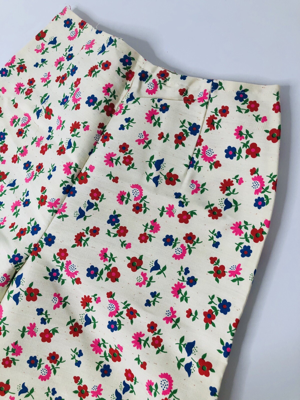 VTG 60’s Womens Pants Culottes Cream w/ Vibrant Flower Power Print