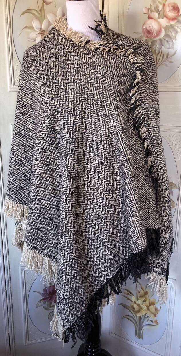 VTG WOOL WOVEN HOUNDSTOOTH IVORY CHARCOAL GRAY-BLACK PONCHO CAPE FRINGED EUC