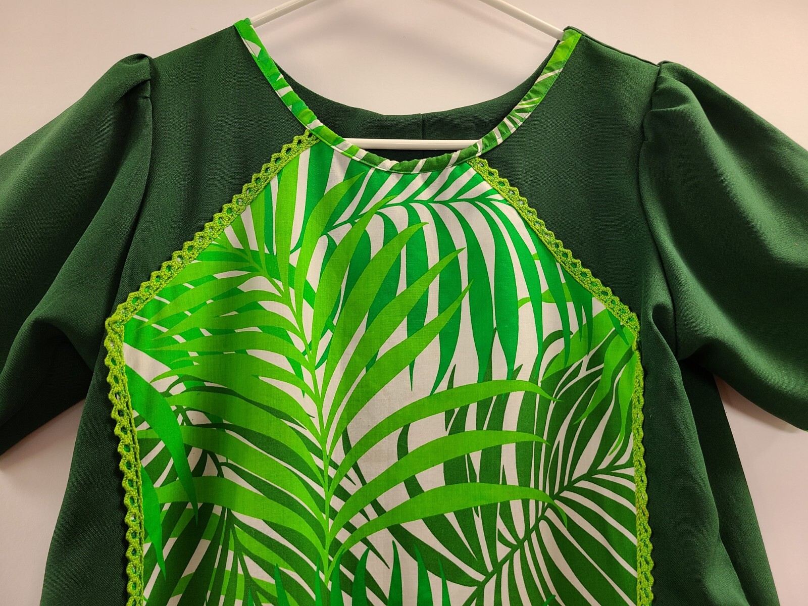Hawaiian Dress Vintage Size M/10 White & Green Midi Tribal Print Short Sleeve