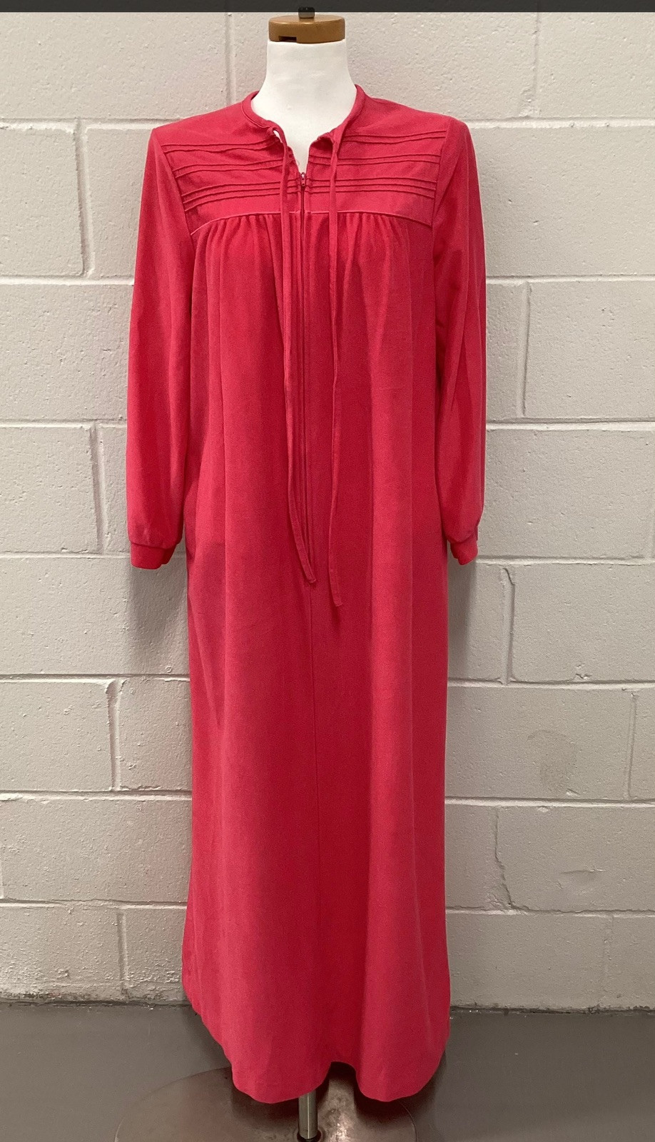 Beautiful Pink Vintage Komar Front Zip Robe. No Size Tag AP-AP 20 inches