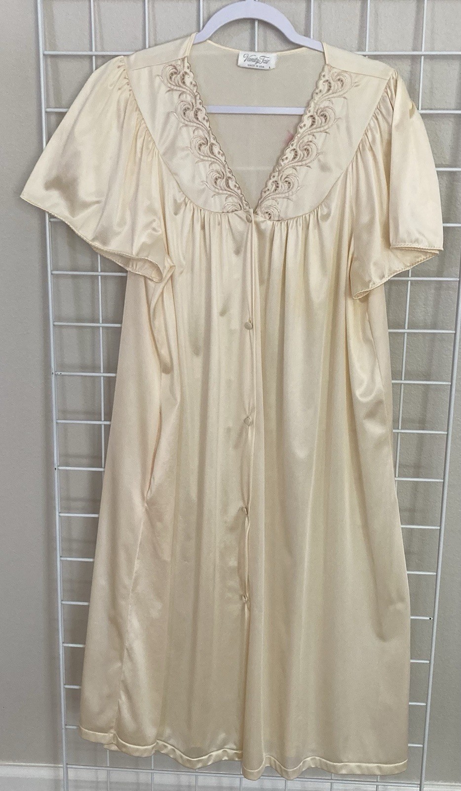 Vintage Vanity Fair Buttercream/Ivory Robe-Size Large-Buttons & Lace