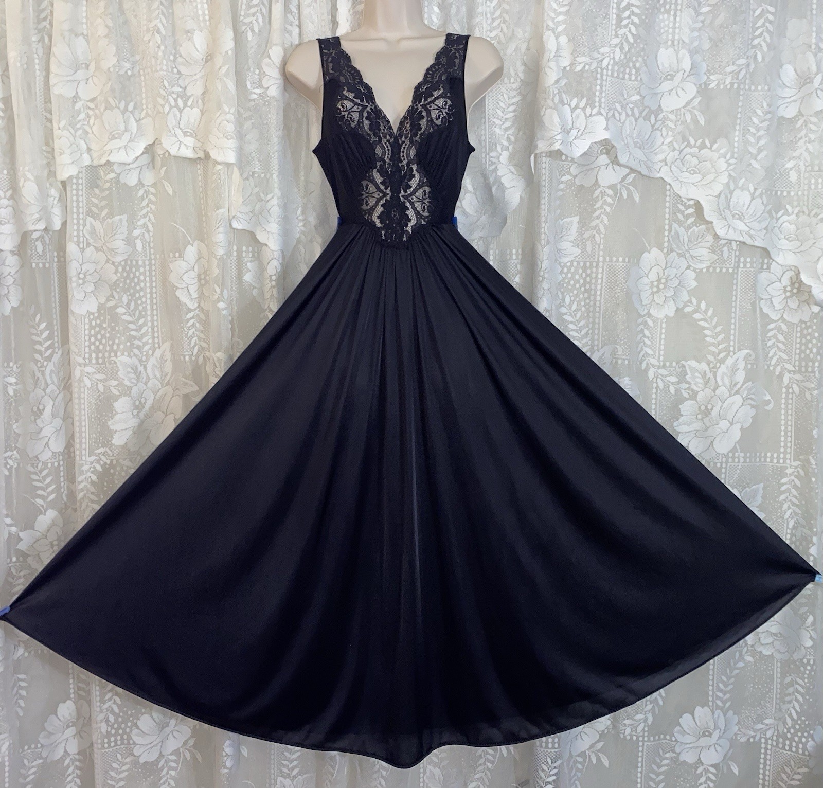 VTG M L 36 38 VANITY FAIR Black Full Nylon Nightgown Negligee w Lace olga esque