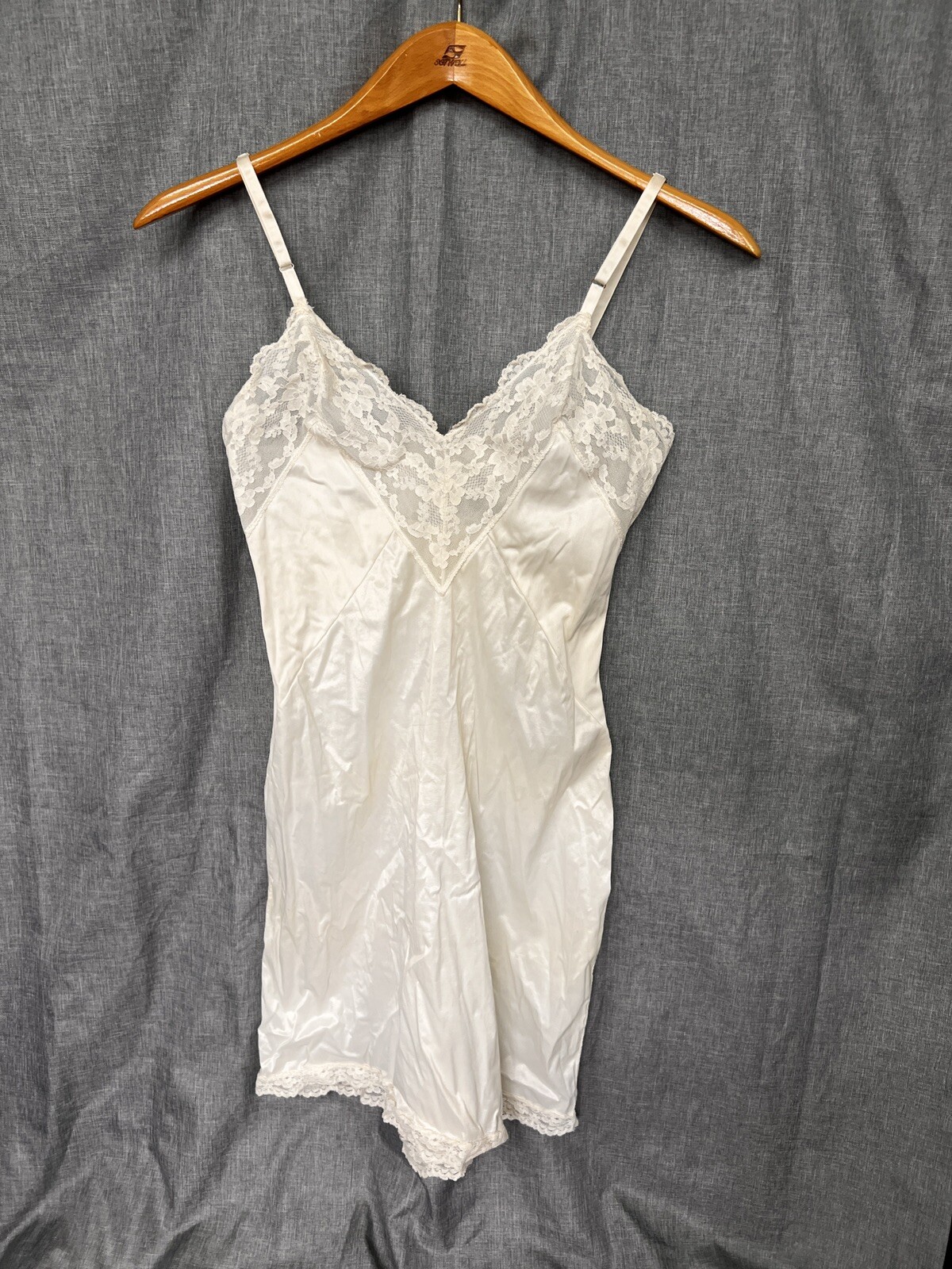 henson kickernick Size 32 Short Silk Lace Top Slip