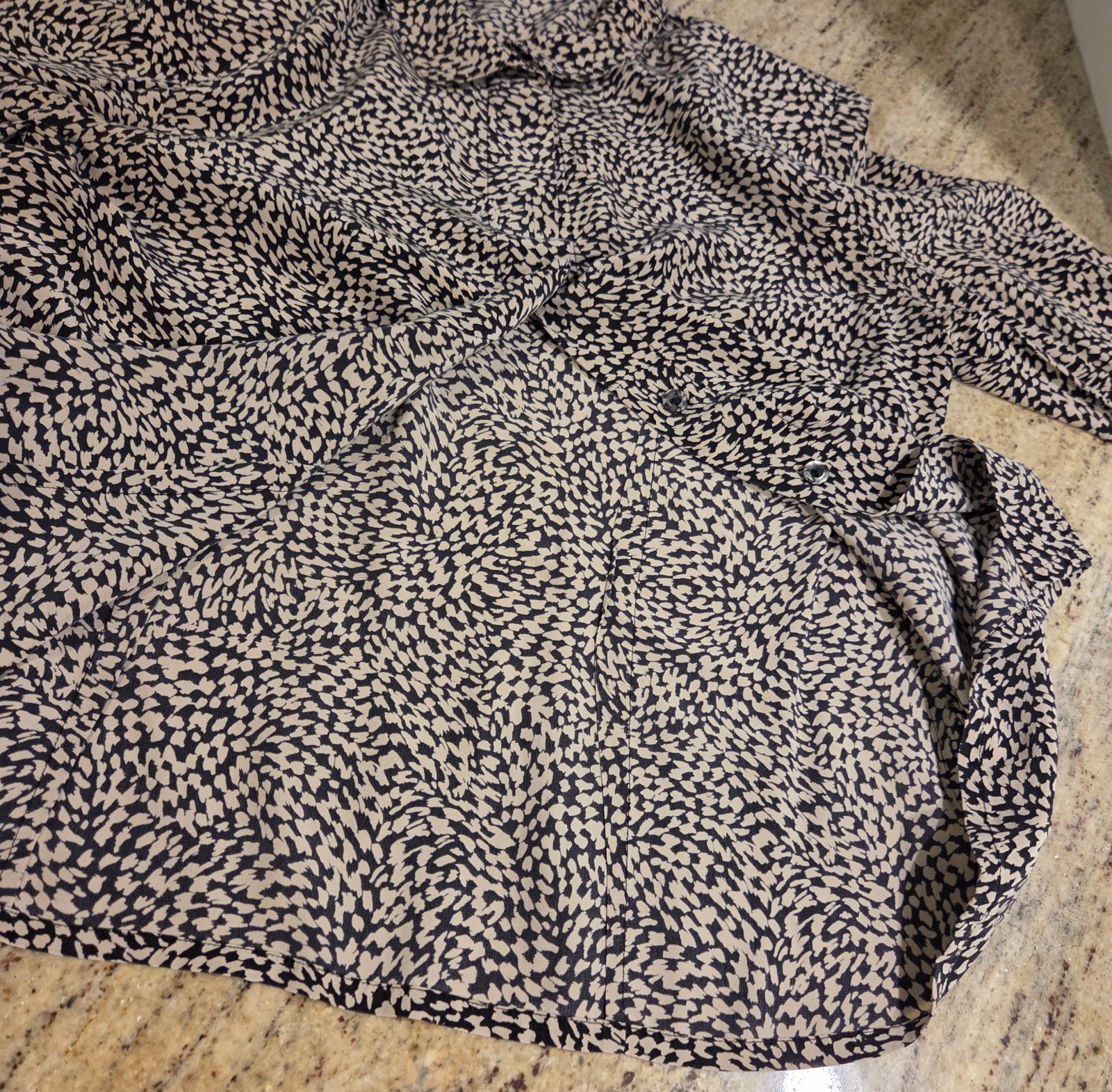 Carlisle Vintage Women’s 100 % Silk Animal Print Blouse Size 10 Old Money Artsy