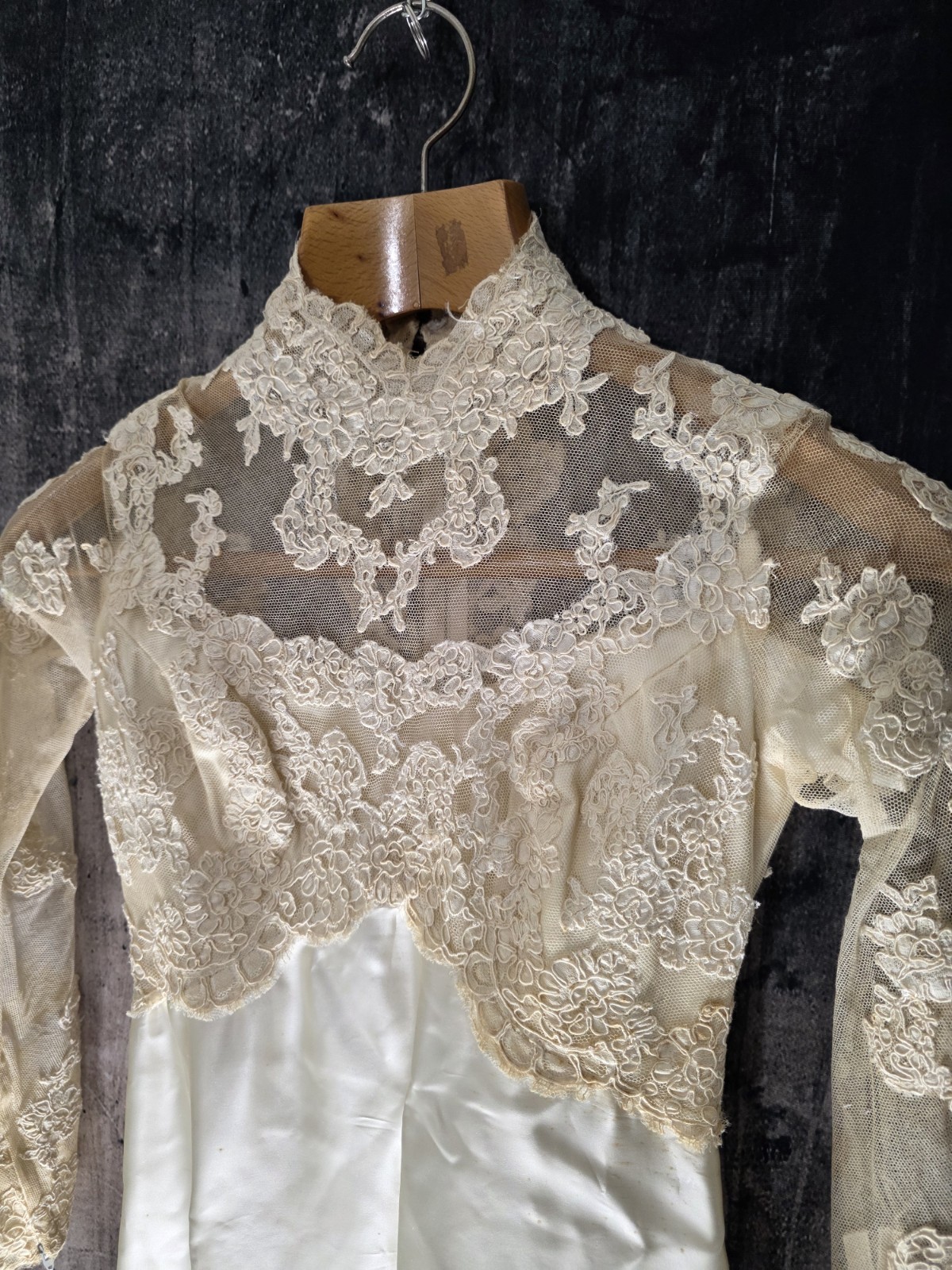 Vintage 1940s Bride Small Slipper Satin & Lace Wedding Dress Cathedral Train 40s