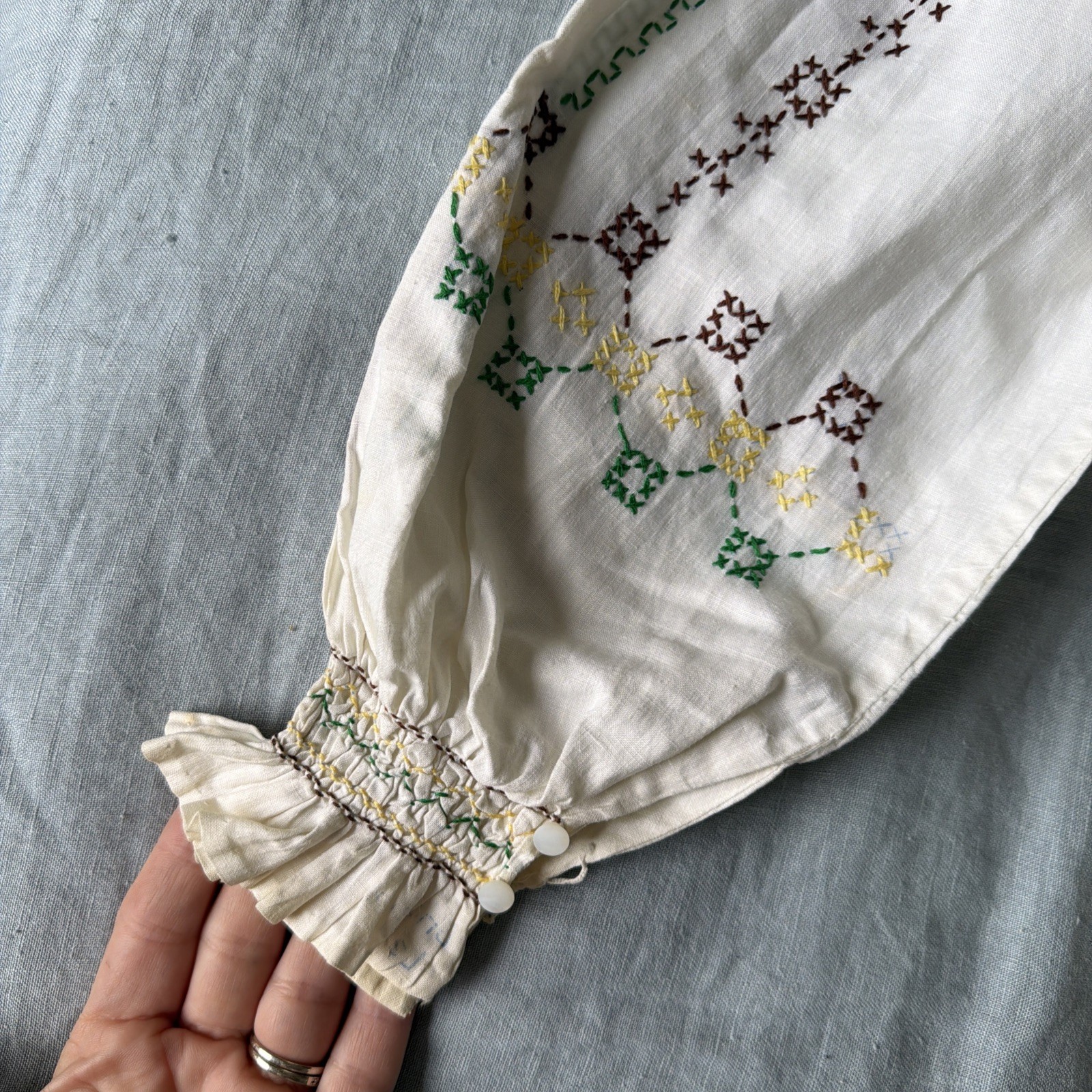 Rare 50s Women’s Vintage Embroidered Blouse Floral Cotton Smocked Neckline