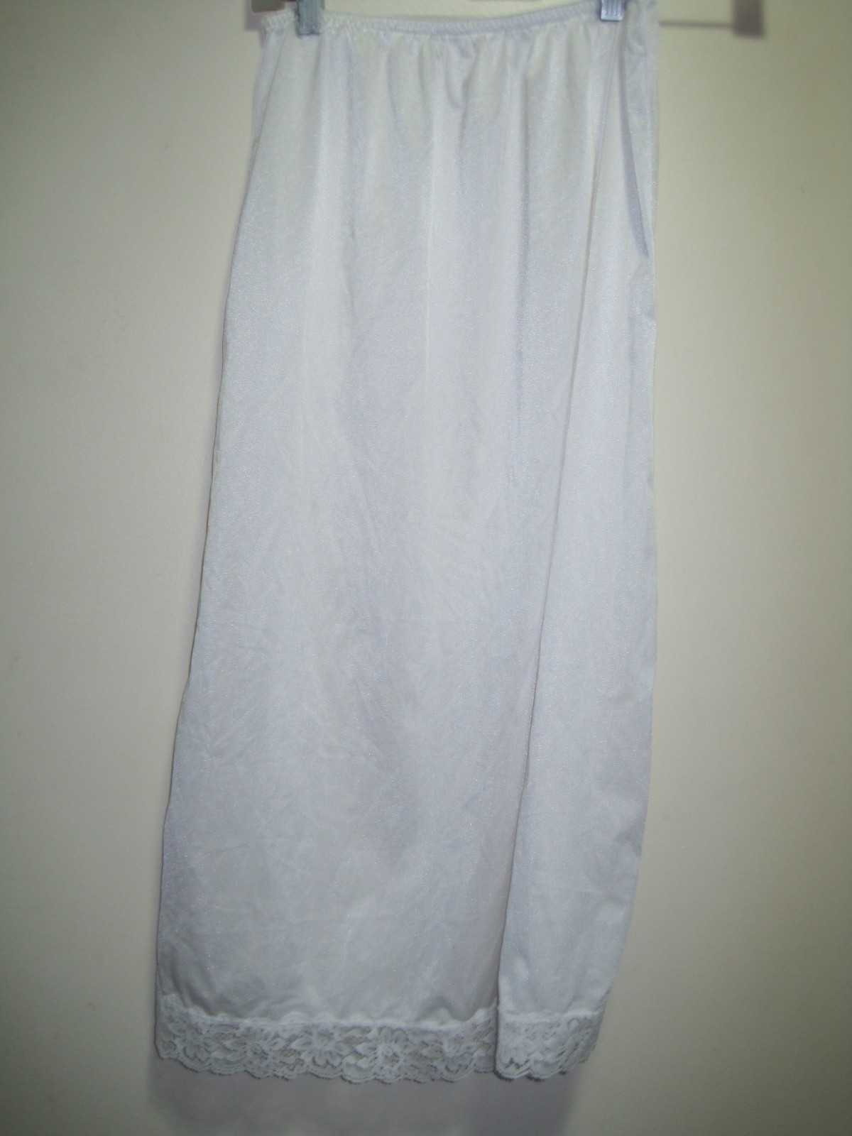 VTG Richform Half Slip Nylon WHITE W/Lace Trim&EMBROIDERED BOW AT SLIT SZ M