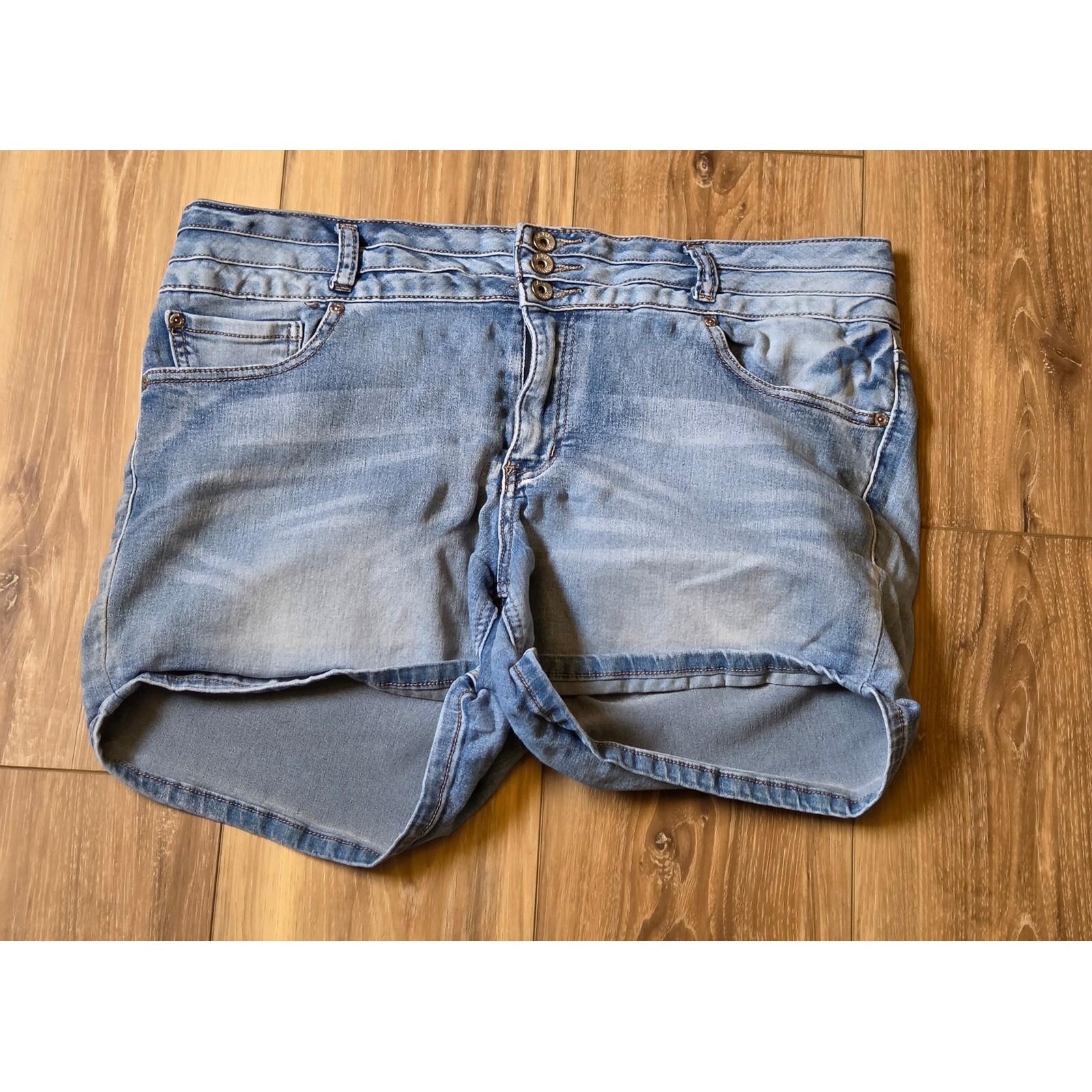 Cato Light-Wash Denim Shorts Women’s Size 16 Blue Spandex Blend
