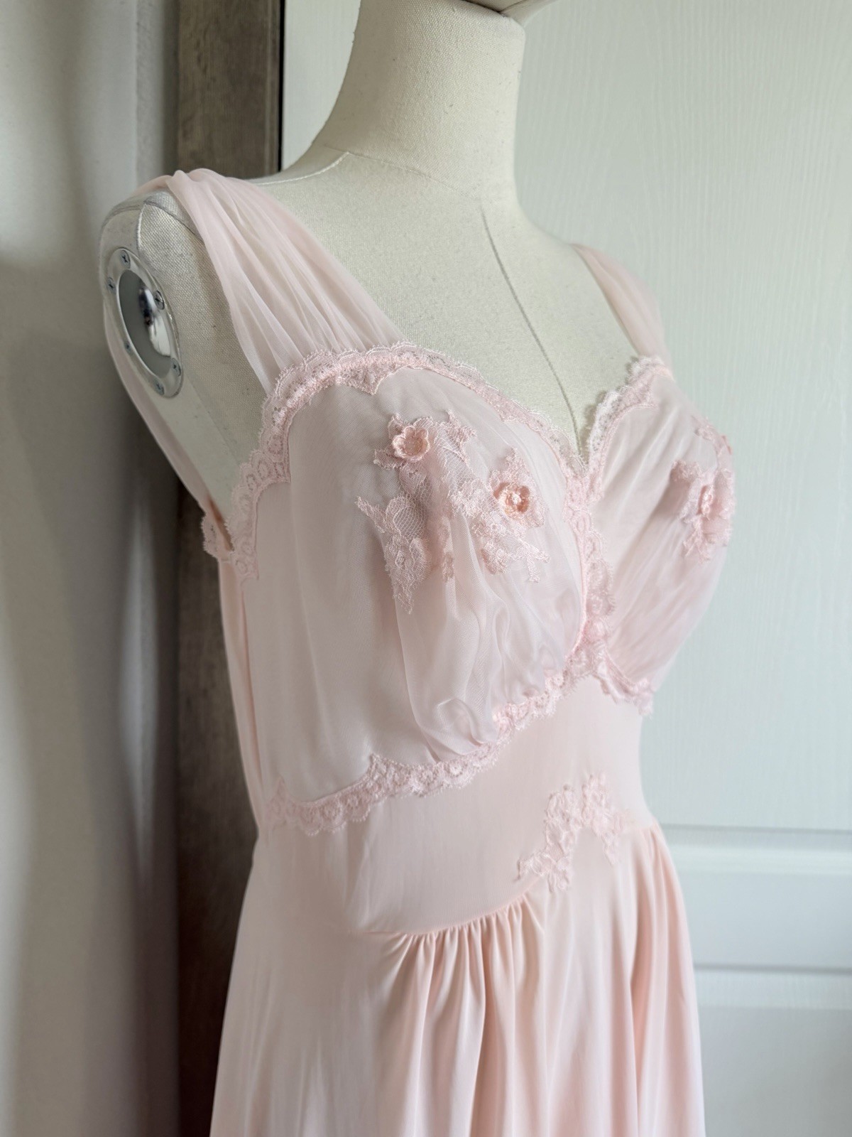 VTG 60s ARTEMIS Light Pink Nylon EMBROIDERED CUPS NIGHTGOWN Size 34