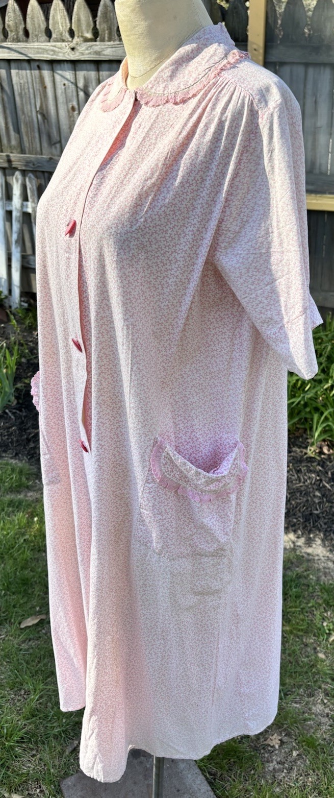 VTG 1950s House Dress Wife Pink COTTON Button Pocket Lace XL 42x42x48 43″Long