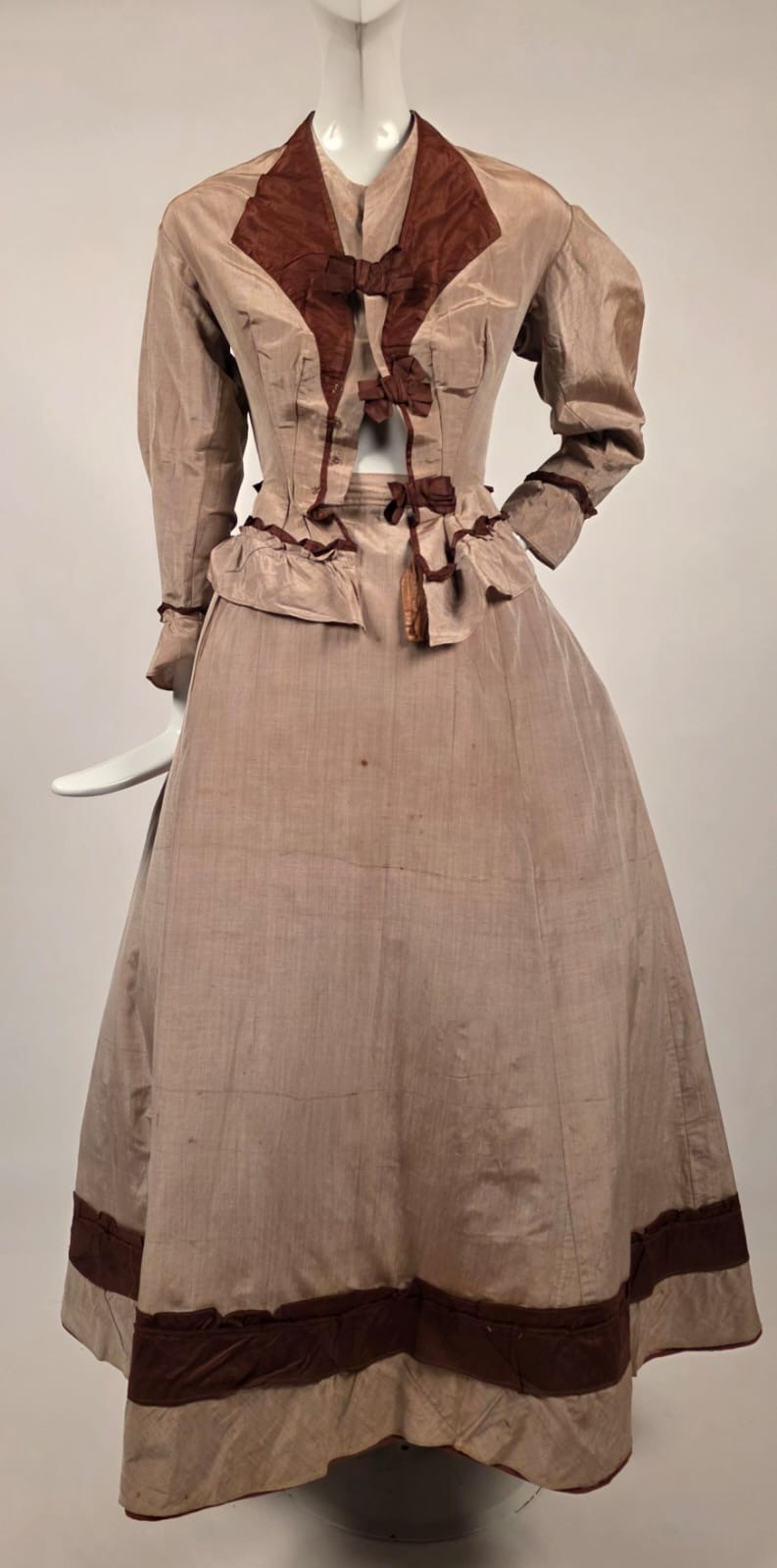 POST CIVIL WAR 1860’S GRAY BOMBAZINE + SILK DRESS W BOW TRIMMED FRONT