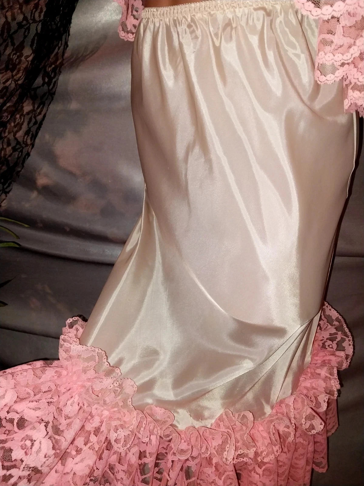 VTG SATIN LIQUID SHINY FARR WEST ESQUE HALF SLIP WIDE RUFFLES LACE PEACH PINK SM