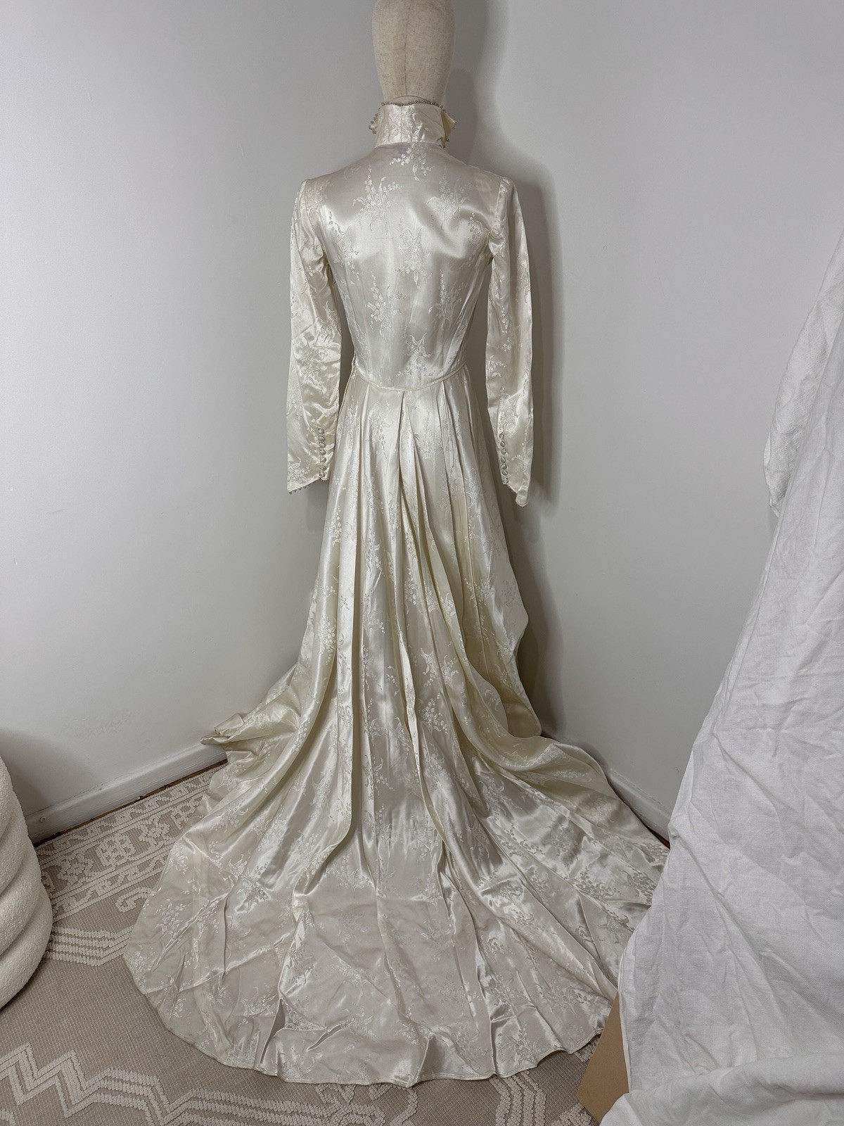 Vintage 1950s Sz 6 – 8 Edwardian Revival Satin Long Sleeves Wedding Dress Collar