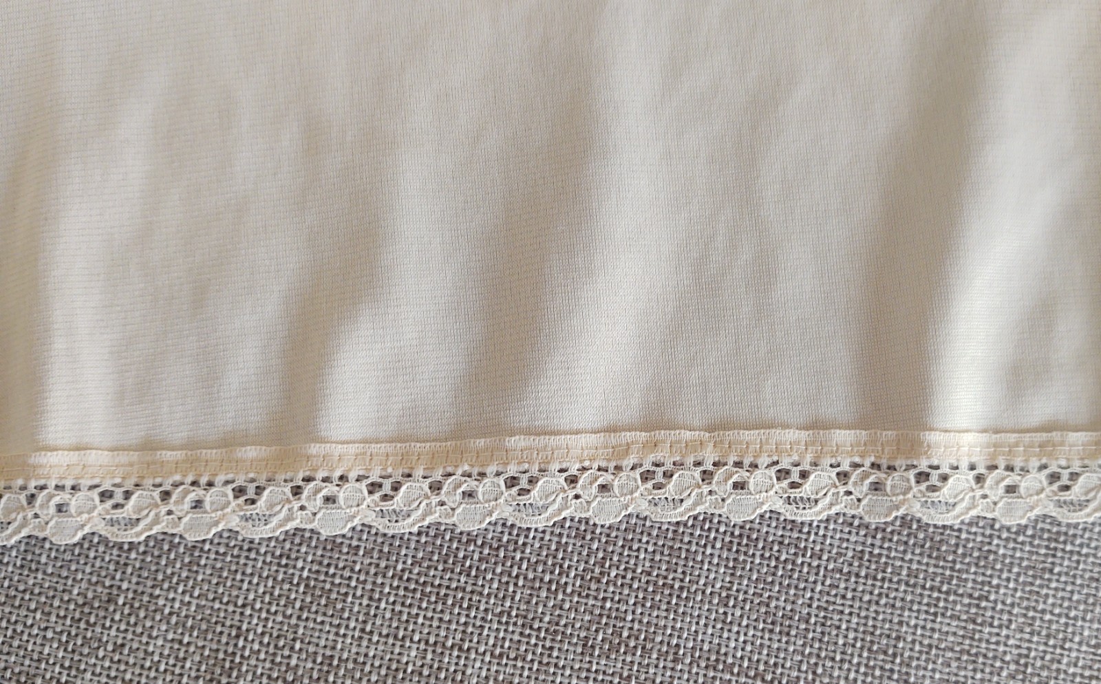Vintage Silky Soft Nylon & Lace CREAM Half Slip VANITY FAIR Slit Large SS WOW!