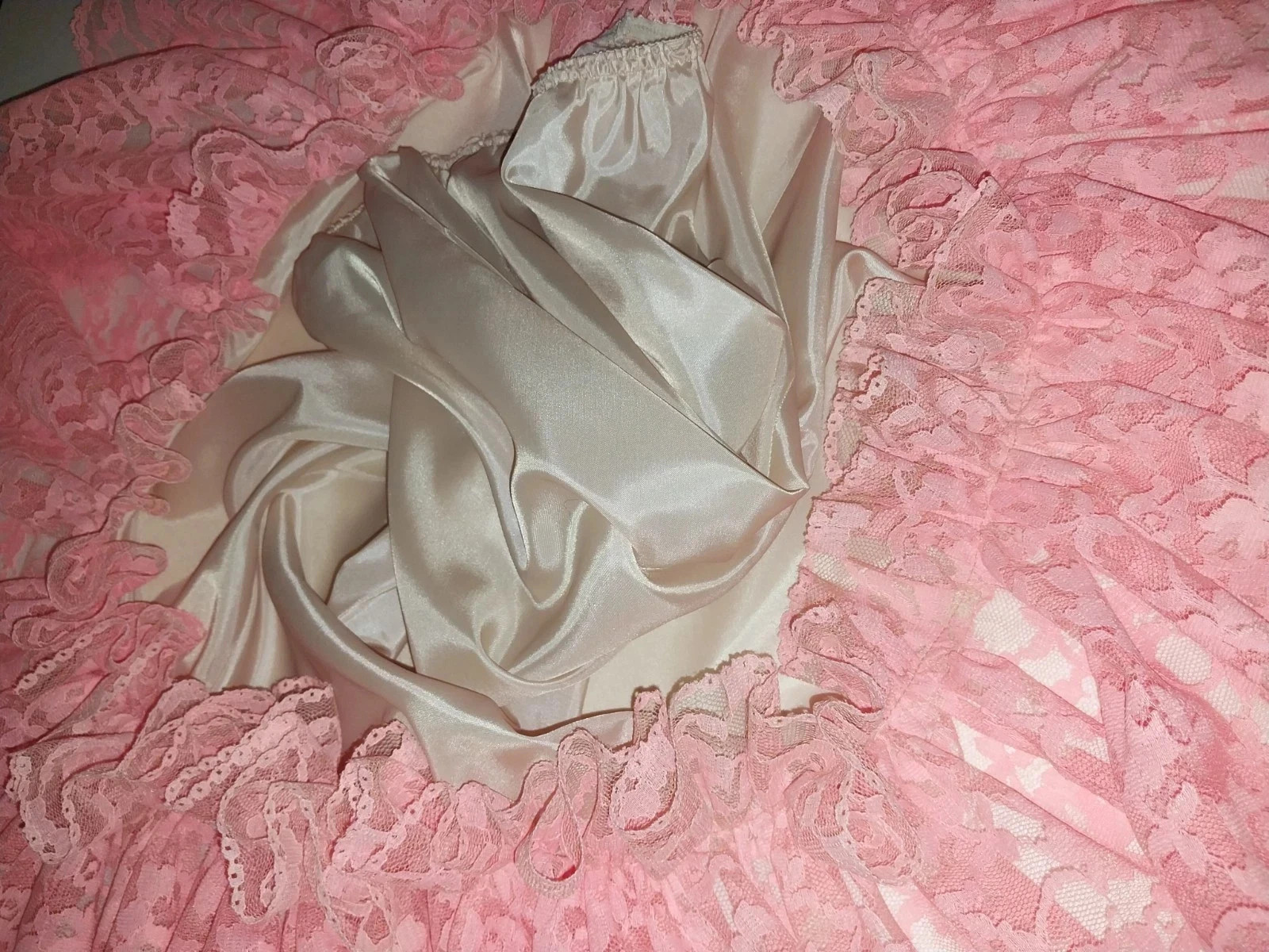 VTG SATIN LIQUID SHINY FARR WEST ESQUE HALF SLIP WIDE RUFFLES LACE PEACH PINK SM