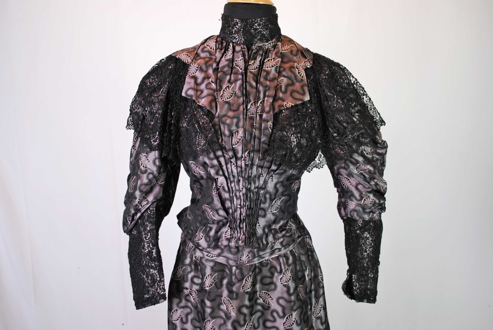 VICTORIAN 2 PIECE MAUVE SILK BROCADE VISITING DRESS 1893, MUSEUM DEACCESSION