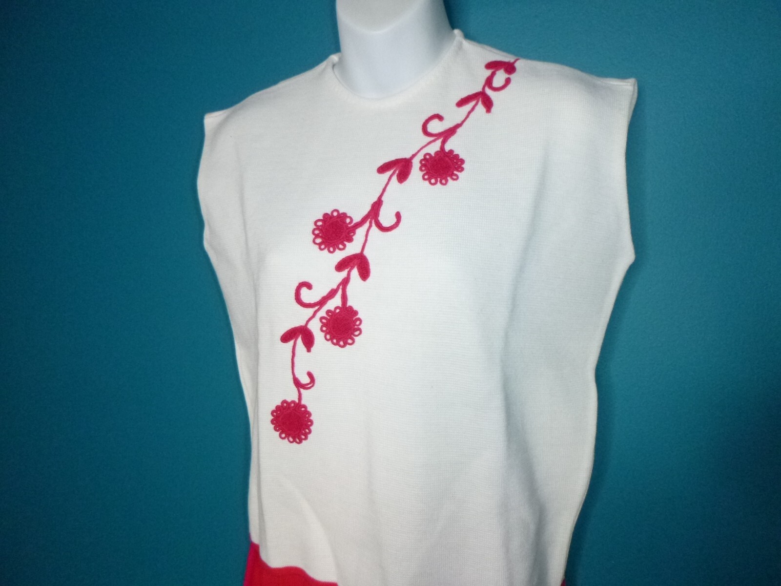 NOS Vtg 70s Sweater Knit Skirt & Top Magenta Off White Embroidered Flowers Sz M