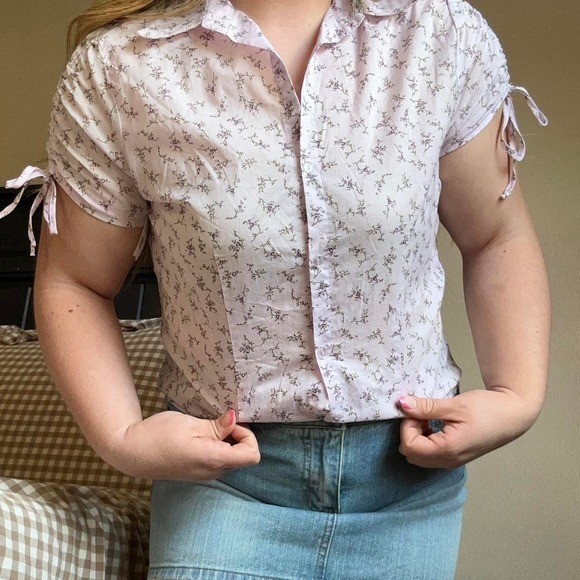 Y2K 2000s fashion bug Pink floral blouse