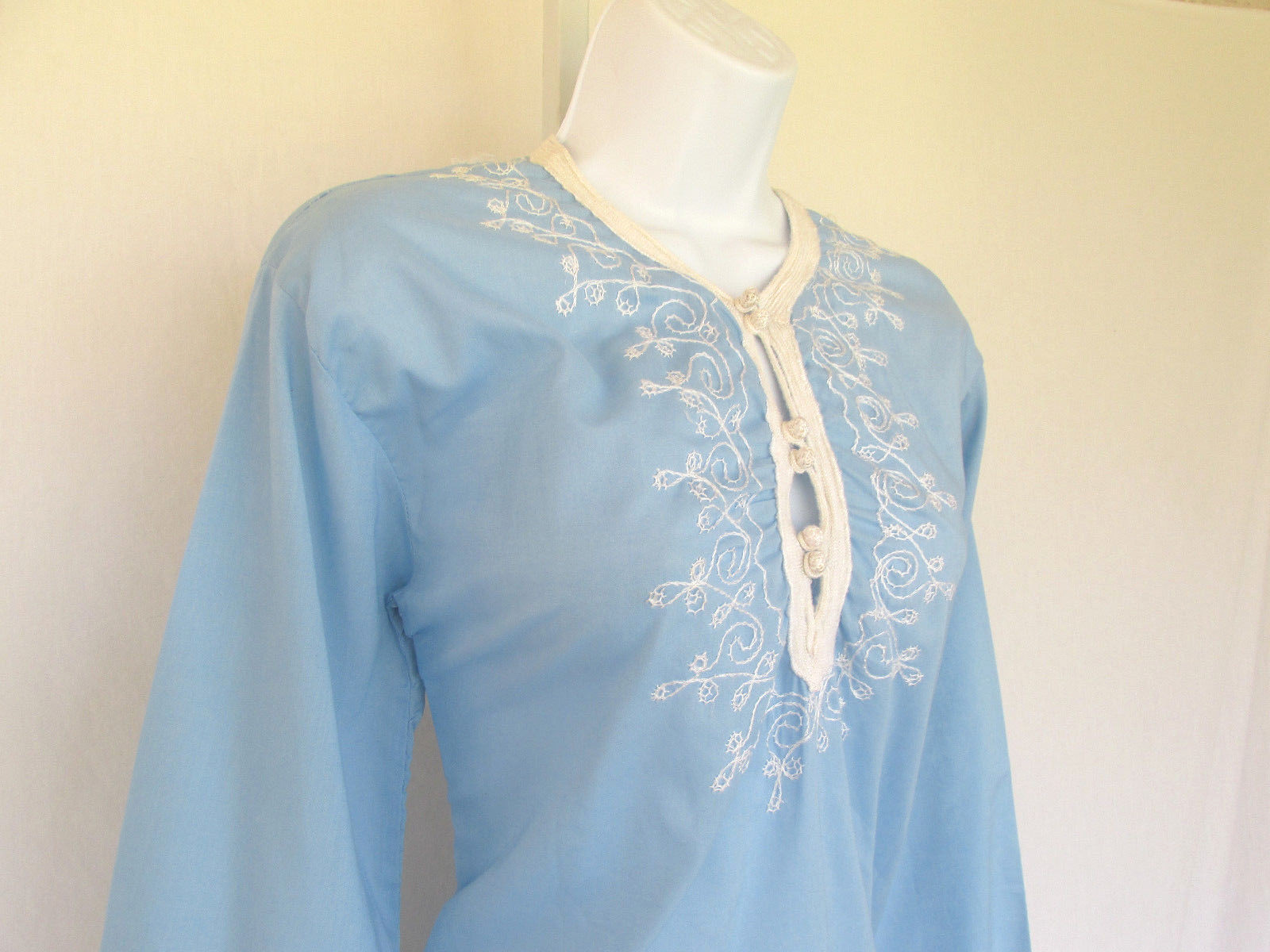VINTAGE 1960s EMBROIDERED TOP BLUE WHITE FROG BUTTONS POLY COTTON LINEN