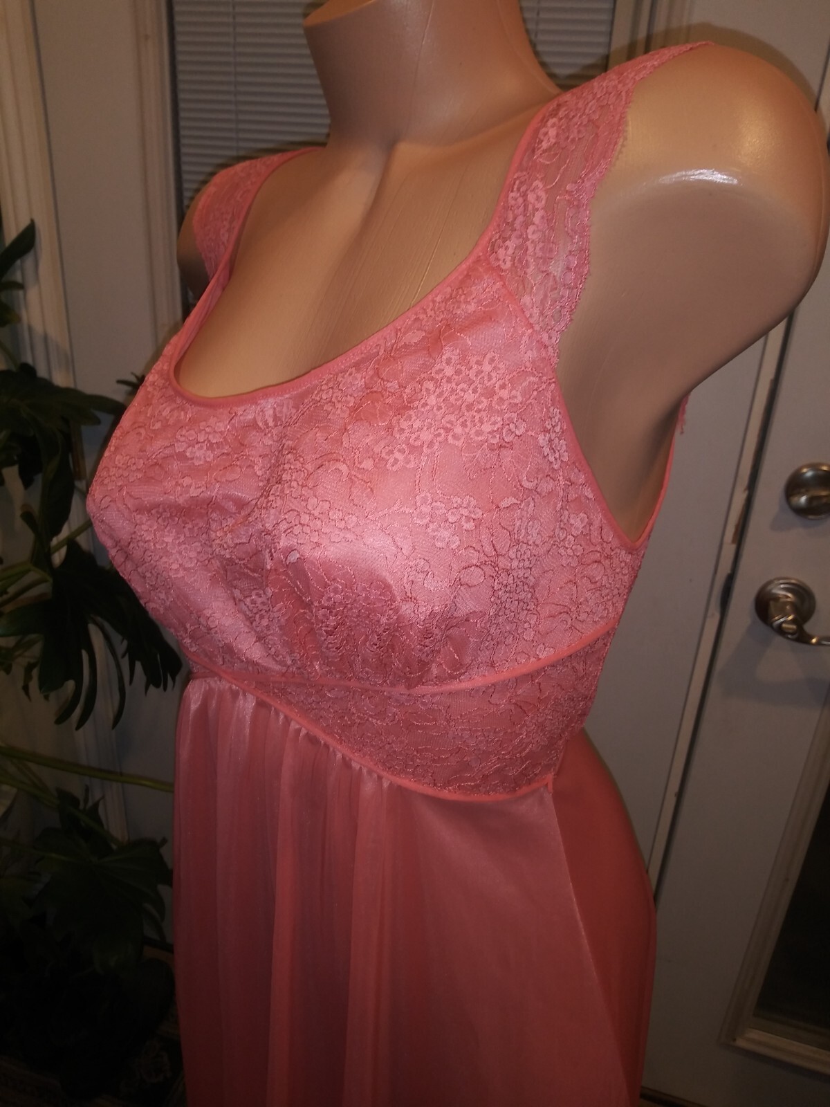 VTG SILKY FROSTED SHINE SHEER CHANTILLY LACE GOWN DRESS NIGHTGOWN 36″ S
