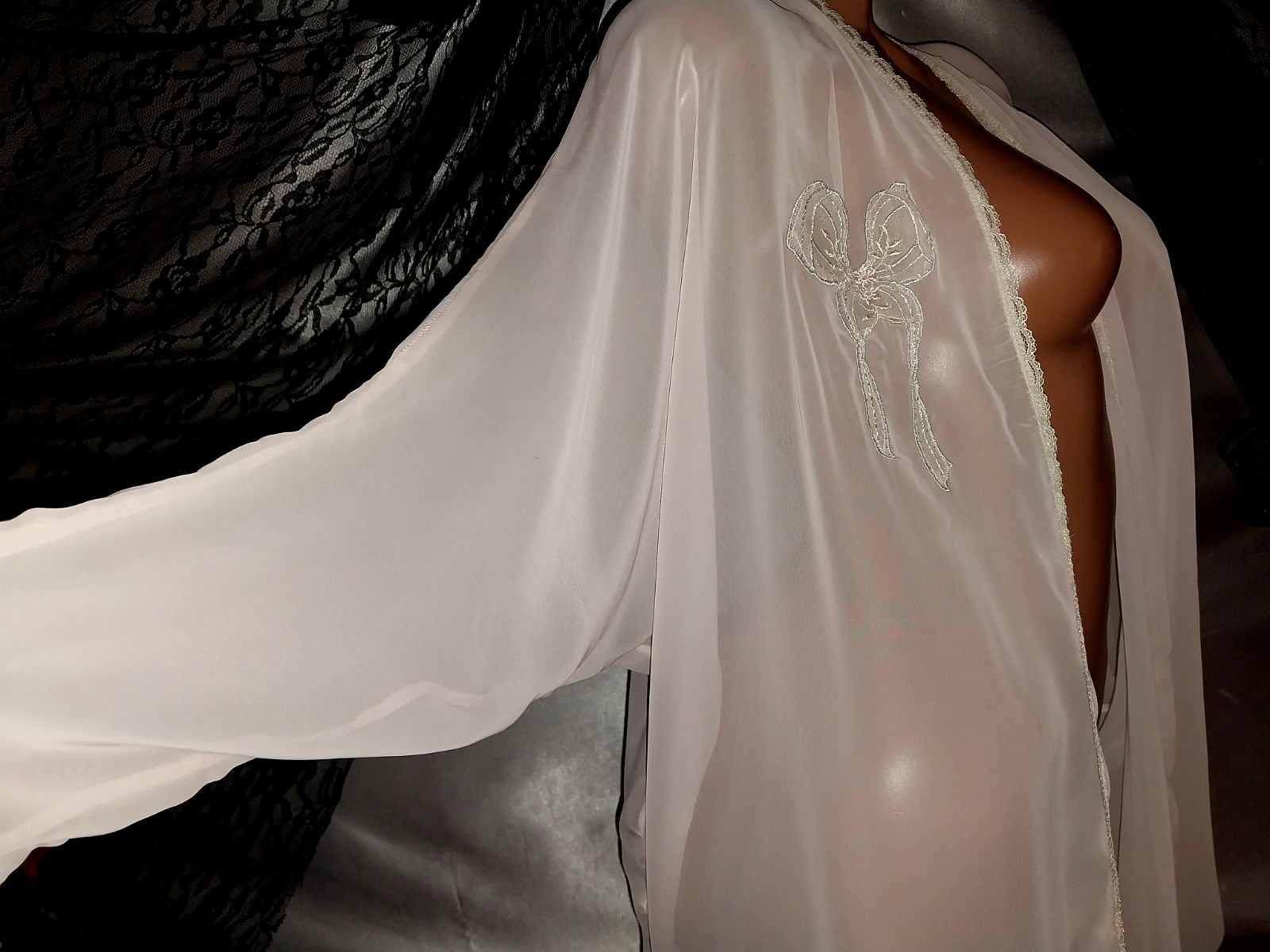 VTG SILKY CHIFFON PINK FLOWY EMBRD APLQ BOW 60S ROBE OPAQUE SHEER LUX COQUETTE