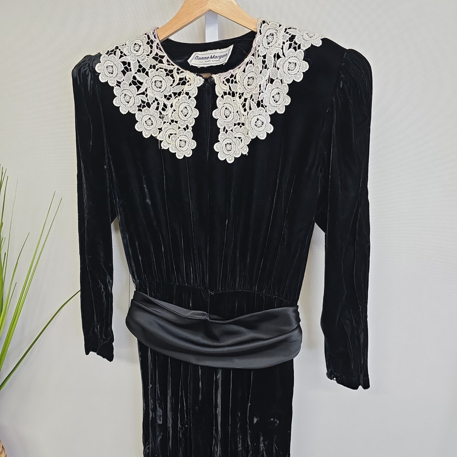 Donna Morgan Vintage Black Velvet Lace Collar Maxi Dress Made in USA Size 8