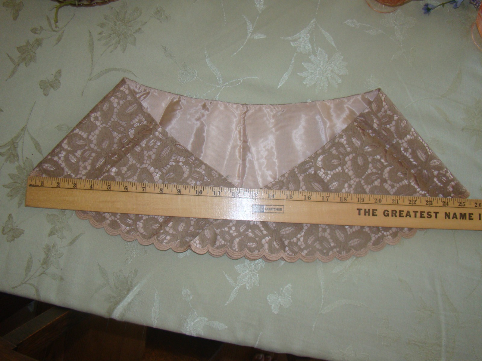 RARE MID CENTURY CUSTOM DETACHABLE CAFE AU LAIT FABRIC LACE COLLAR STOLE CAPE