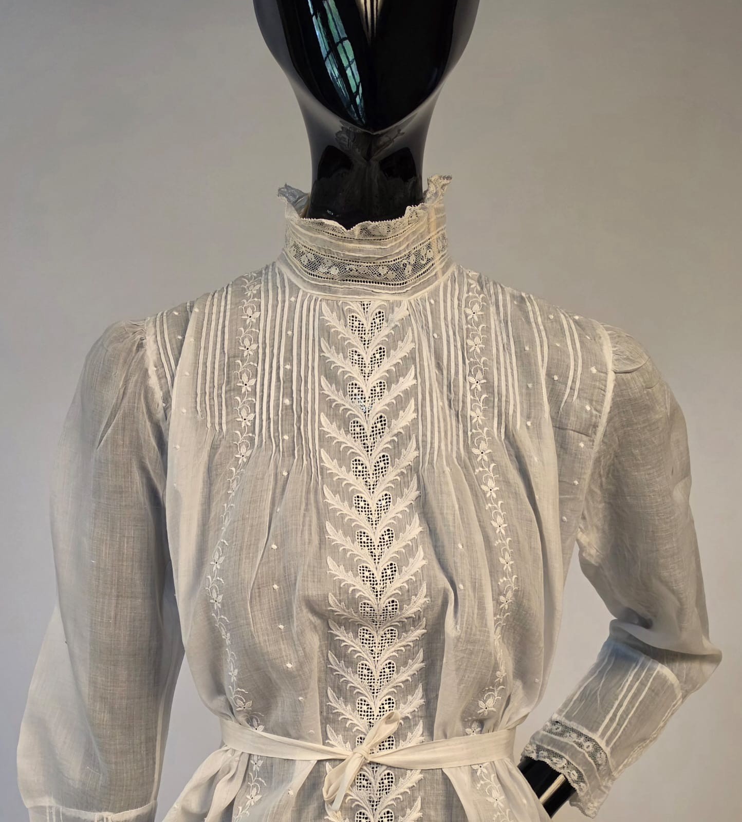EDWARDIAN WHITE HIGH COLLAR BLOUSE W EMBROIDERED HEART + LEAF PATTERN FRONT