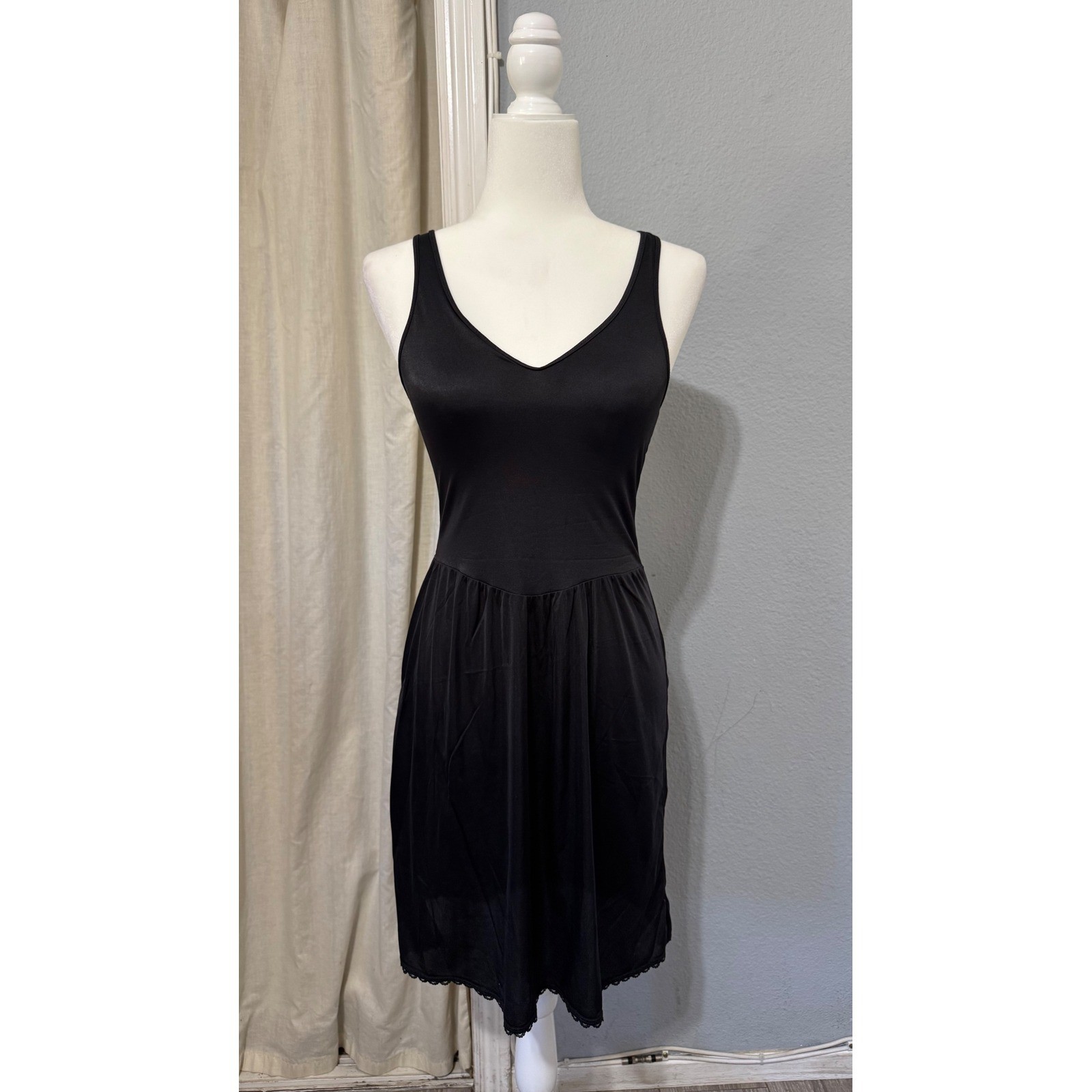 Warners Perfect Measure Vintage Black Full Slip Lace Trim V-Neck 55728 Size 36