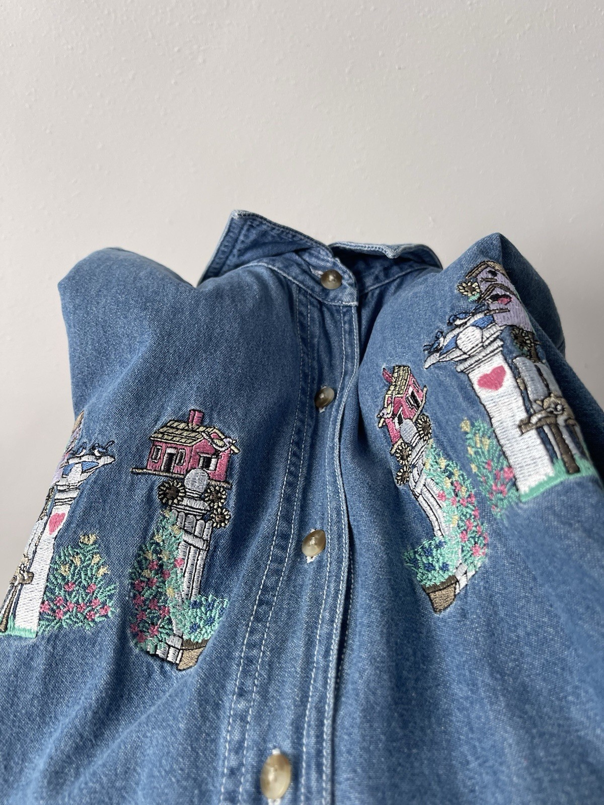 Vintage 90s Quizz Woman Birdhouses Birds Embroidered Denim Button Shirt Large