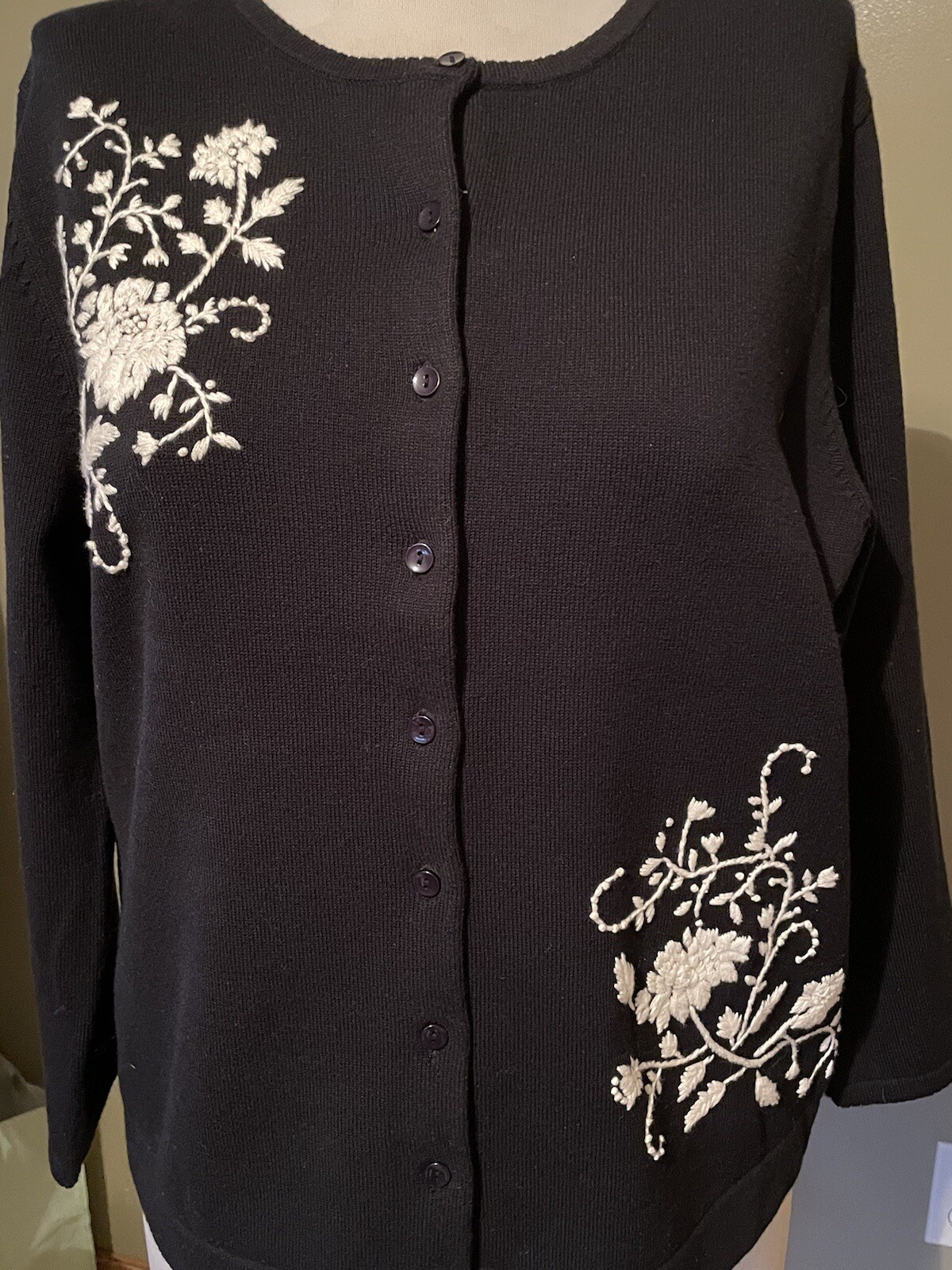 Vintage The Eagle’s Eye Floral Sweater Cardigan Size M. No Size Tag. Embroidery