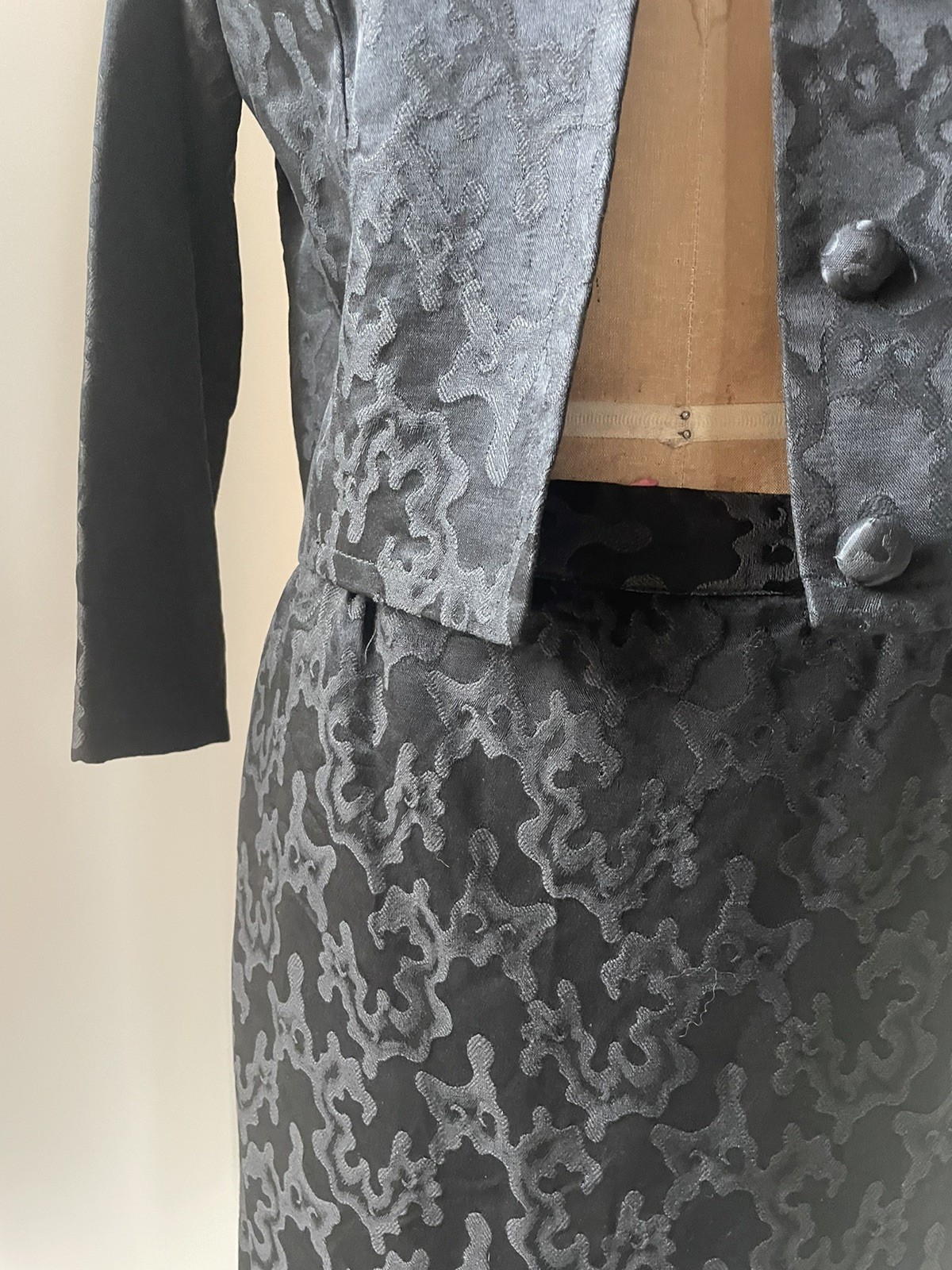 True Vintage 1950’s Stanton Jrs Petite Skirt Suit Black Jacquard Silk XS Petite