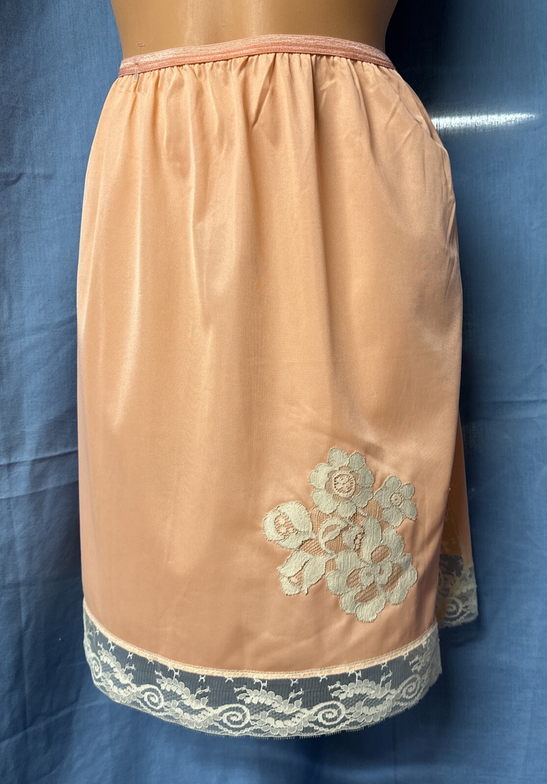 VTG Vanity Fair Antron Nylon Pillow Tab Half Slip~S~Apricot/Peach~ Lace Trim
