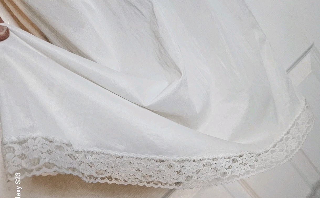 Vanity Fair Satin With Lace White Full Slip Dress Womens Size 34