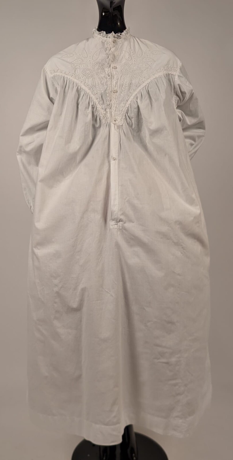 SWEET VICTORIAN 19TH WHITE WRAPPER DRESS W BOW + PAISLEY EYELET DETAILS