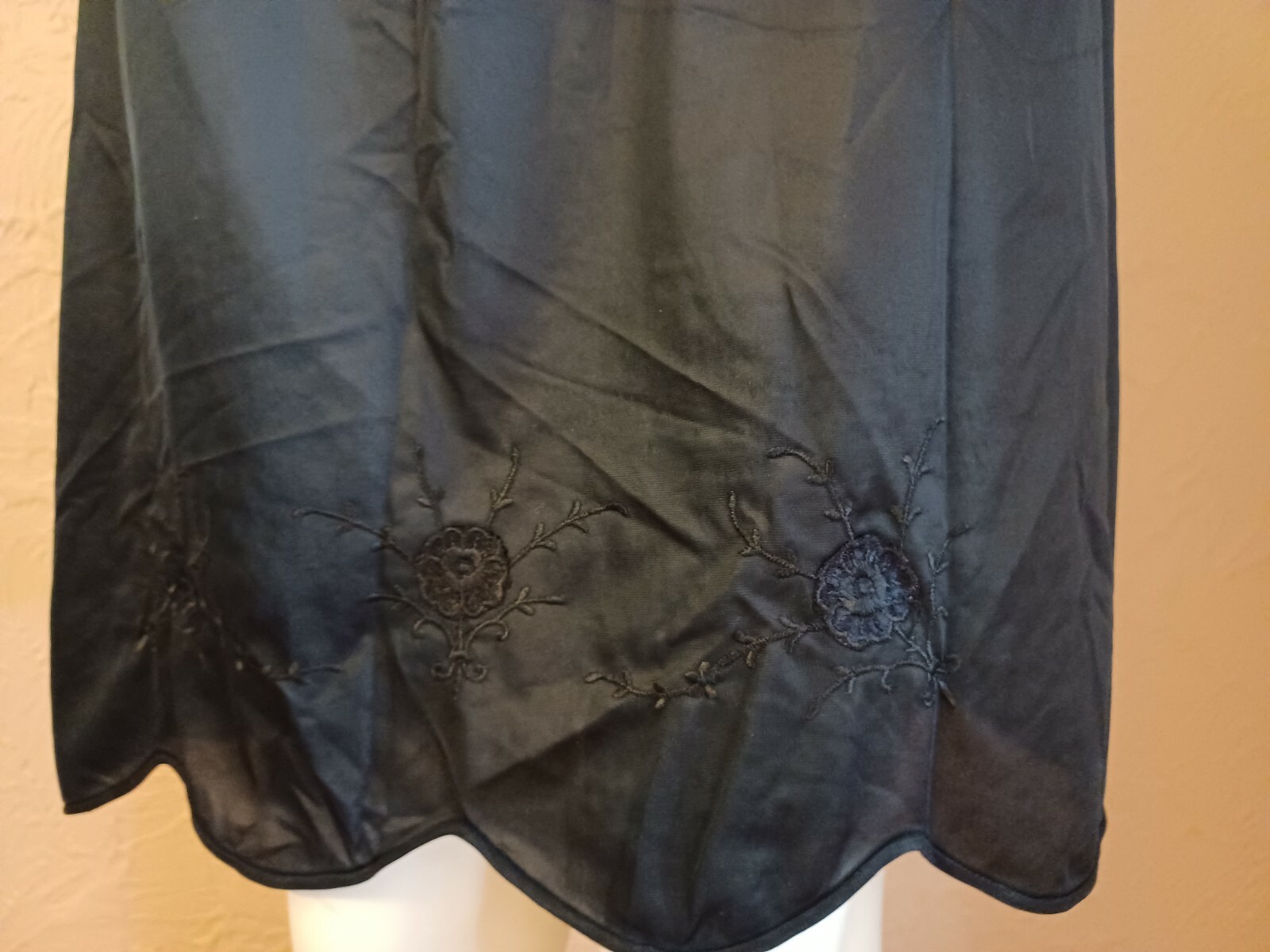 VTG 1950’s „Greenco Maid” Black Nylon Tricot Scalloped Hem/Applique 1/2 Slip